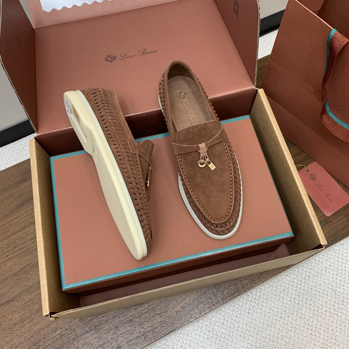 【Loro Piana】顶级版编织乐福鞋,原版一比一。品牌低调奢华柔软一贯纯色简约的设计风格。皮质柔软舒适度极高 材质: 【Loro Piana】顶级版编织乐福鞋,原版一比一。品牌低调奢华柔软一贯纯色简约的设计风格。皮质柔软舒适度极高 材质:
