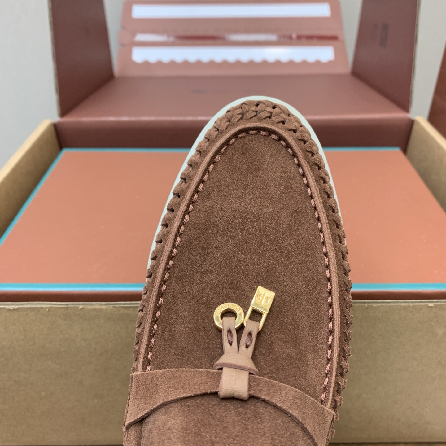 【Loro Piana】顶级版编织乐福鞋,原版一比一。品牌低调奢华柔软一贯纯色简约的设计风格。皮质柔软舒适度极高 材质: 【Loro Piana】顶级版编织乐福鞋,原版一比一。品牌低调奢华柔软一贯纯色简约的设计风格。皮质柔软舒适度极高 材质: