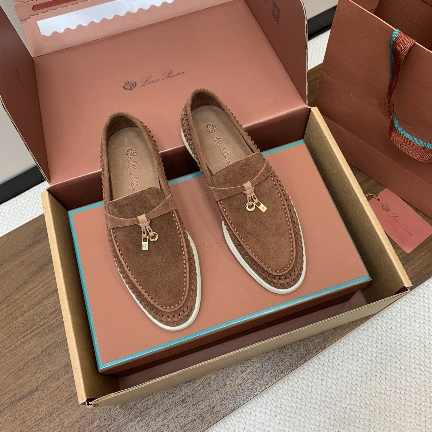 【Loro Piana】顶级版编织乐福鞋,原版一比一。品牌低调奢华柔软一贯纯色简约的设计风格。皮质柔软舒适度极高 材质: 【Loro Piana】顶级版编织乐福鞋,原版一比一。品牌低调奢华柔软一贯纯色简约的设计风格。皮质柔软舒适度极高 材质:
