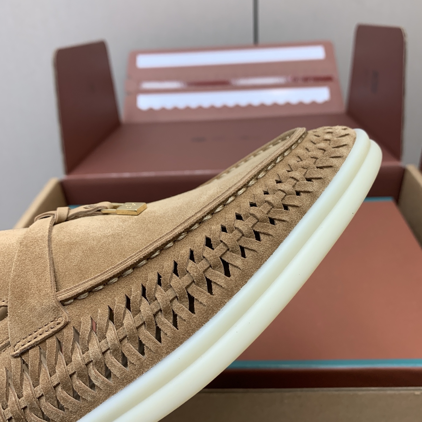 【Loro Piana】顶级版编织乐福鞋，原版一比一。品牌低调奢华柔软一贯纯色简约的设计风格。皮质柔软舒适度极高 材质：