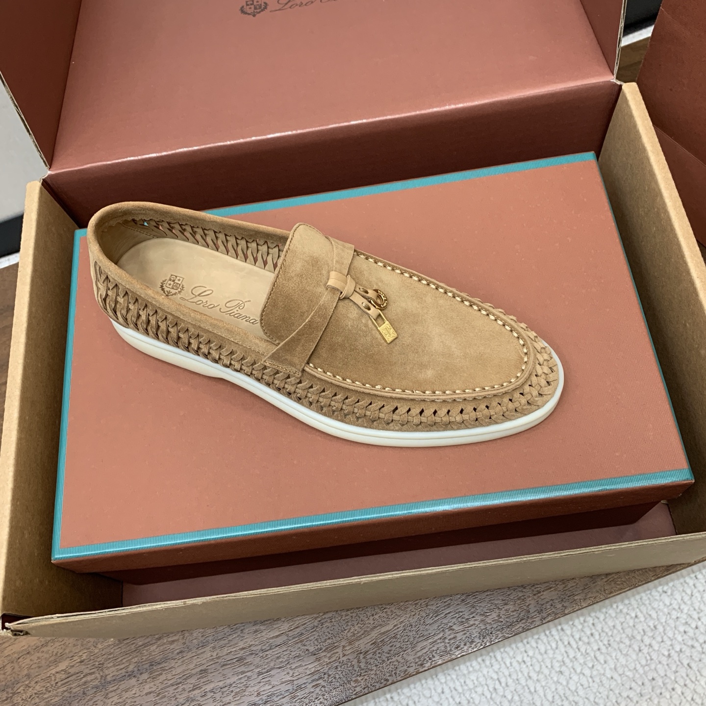 【Loro Piana】顶级版编织乐福鞋，原版一比一。品牌低调奢华柔软一贯纯色简约的设计风格。皮质柔软舒适度极高 材质：