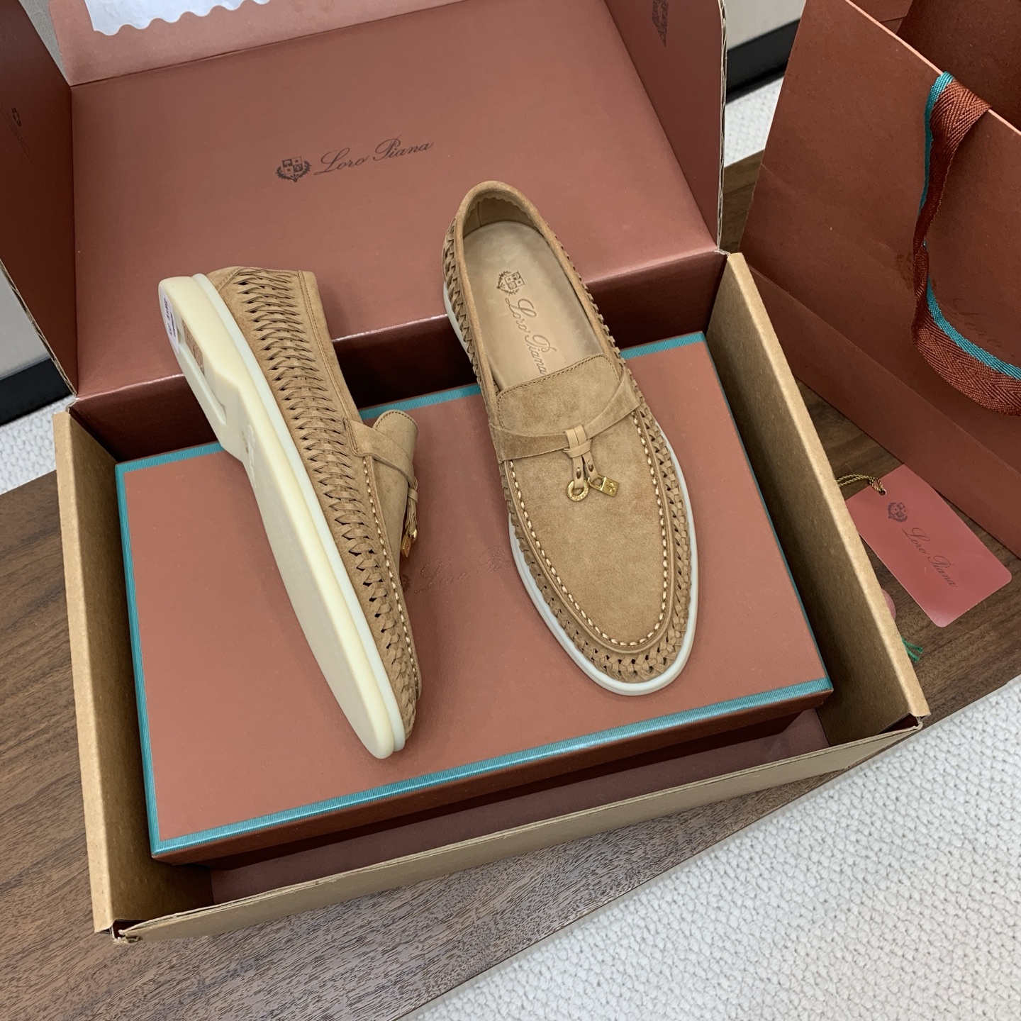 【Loro Piana】顶级版编织乐福鞋，原版一比一。品牌低调奢华柔软一贯纯色简约的设计风格。皮质柔软舒适度极高 材质：