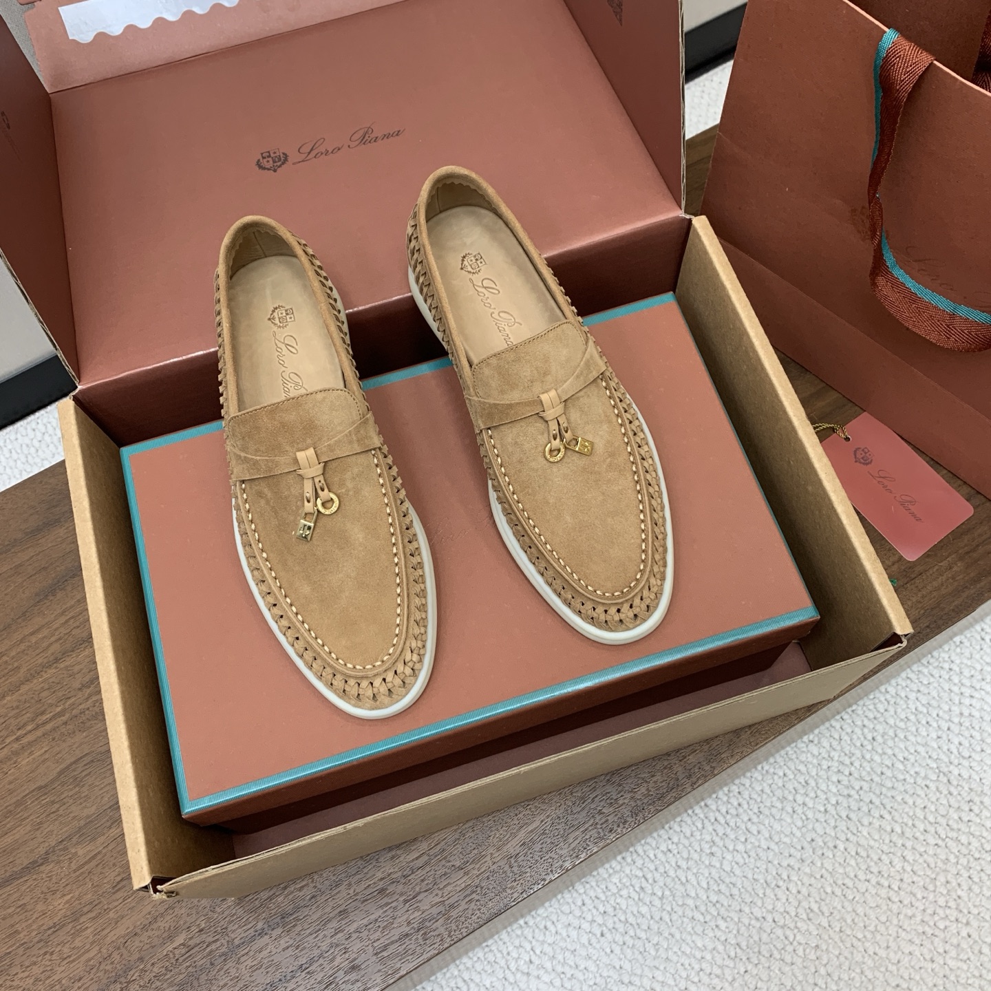 【Loro Piana】顶级版编织乐福鞋，原版一比一。品牌低调奢华柔软一贯纯色简约的设计风格。皮质柔软舒适度极高 材质：