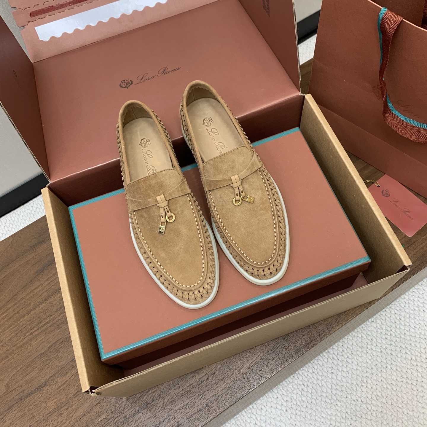 【Loro Piana】顶级版编织乐福鞋，原版一比一。品牌低调奢华柔软一贯纯色简约的设计风格。皮质柔软舒适度极高 材质：