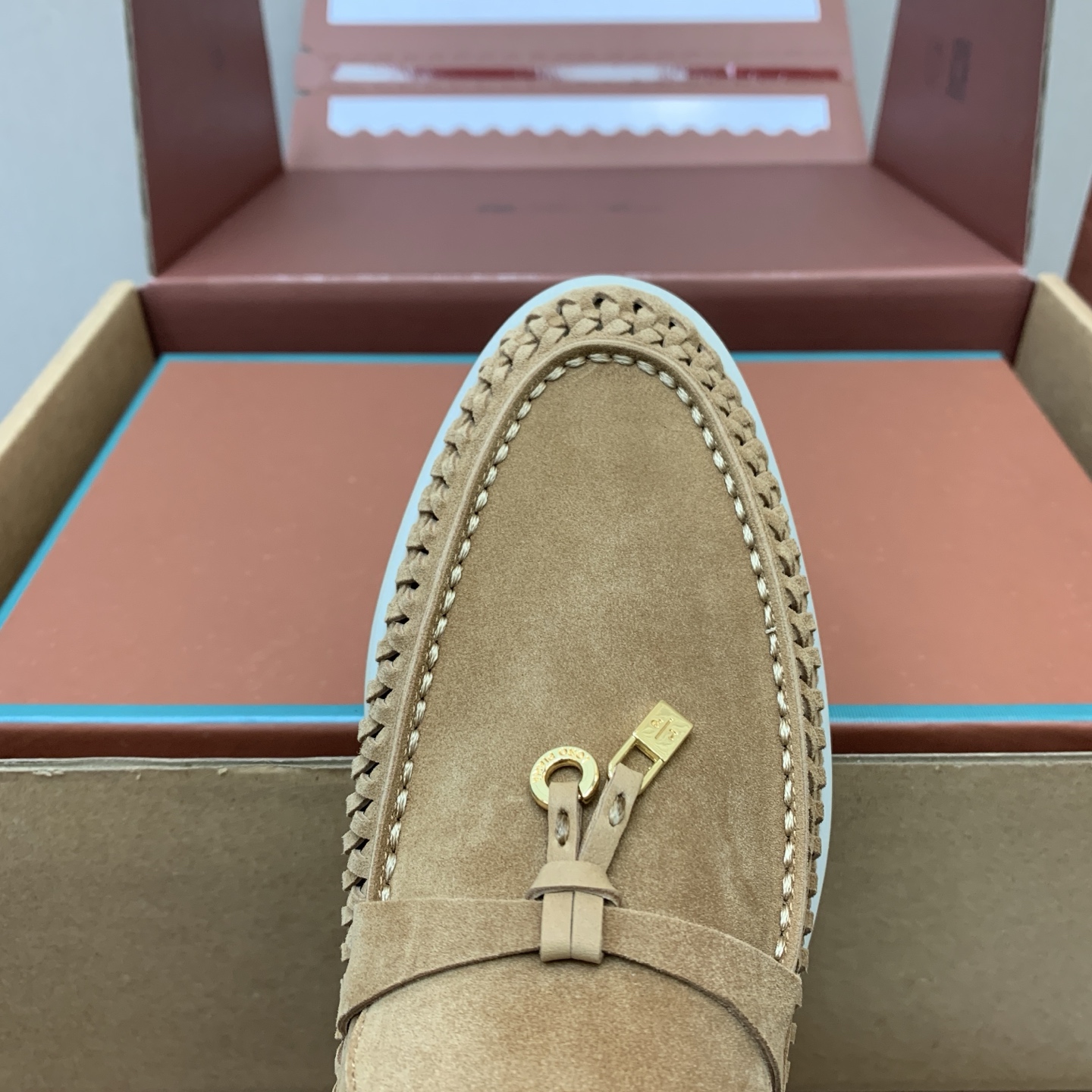【Loro Piana】顶级版编织乐福鞋，原版一比一。品牌低调奢华柔软一贯纯色简约的设计风格。皮质柔软舒适度极高 材质：