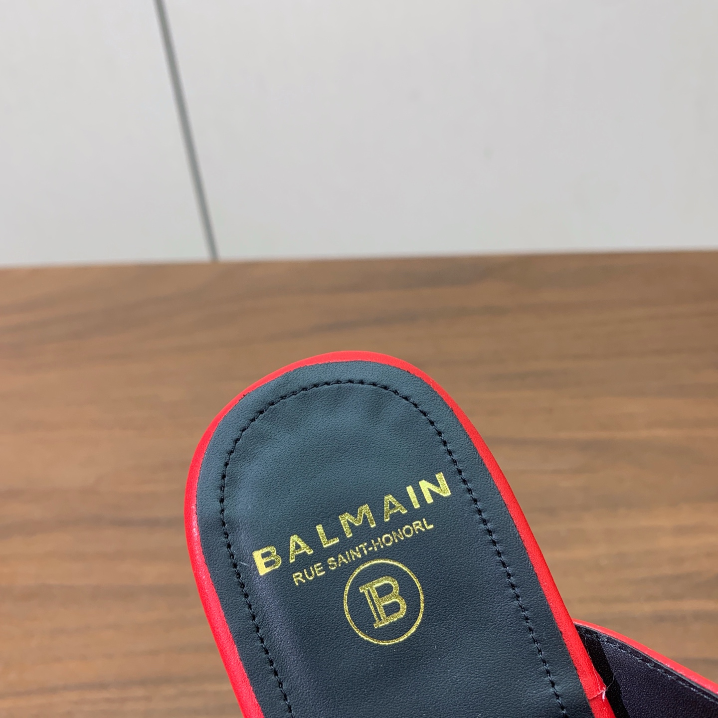 【Bal*ain】平底夹脚拖鞋。愈发別致出众，无敌气场、无敌好看。鞋面原版定制牛皮，原版开模金属扣，牛皮垫脚。进口真皮大