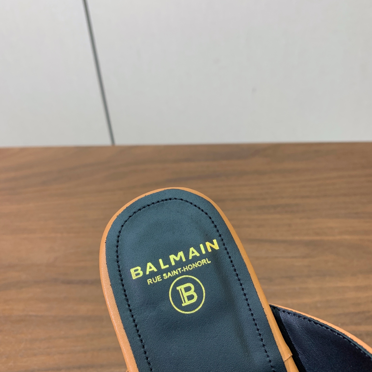 【Bal*ain】平底夹脚拖鞋。愈发別致出众，无敌气场、无敌好看。鞋面原版定制牛皮，原版开模金属扣，牛皮垫脚。进口真皮大
