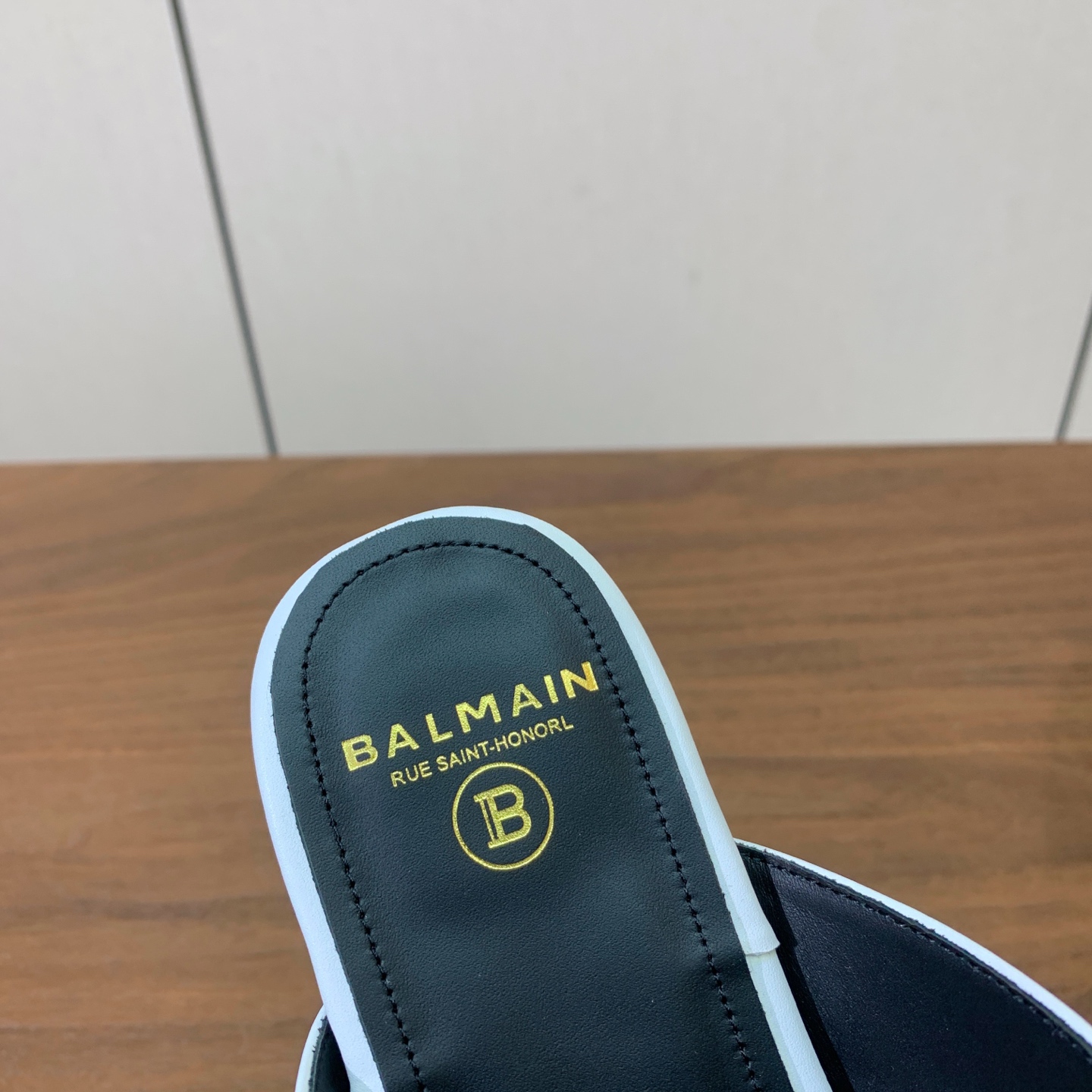 【Bal*ain】平底夹脚拖鞋。愈发別致出众，无敌气场、无敌好看。鞋面原版定制牛皮，原版开模金属扣，牛皮垫脚。进口真皮大