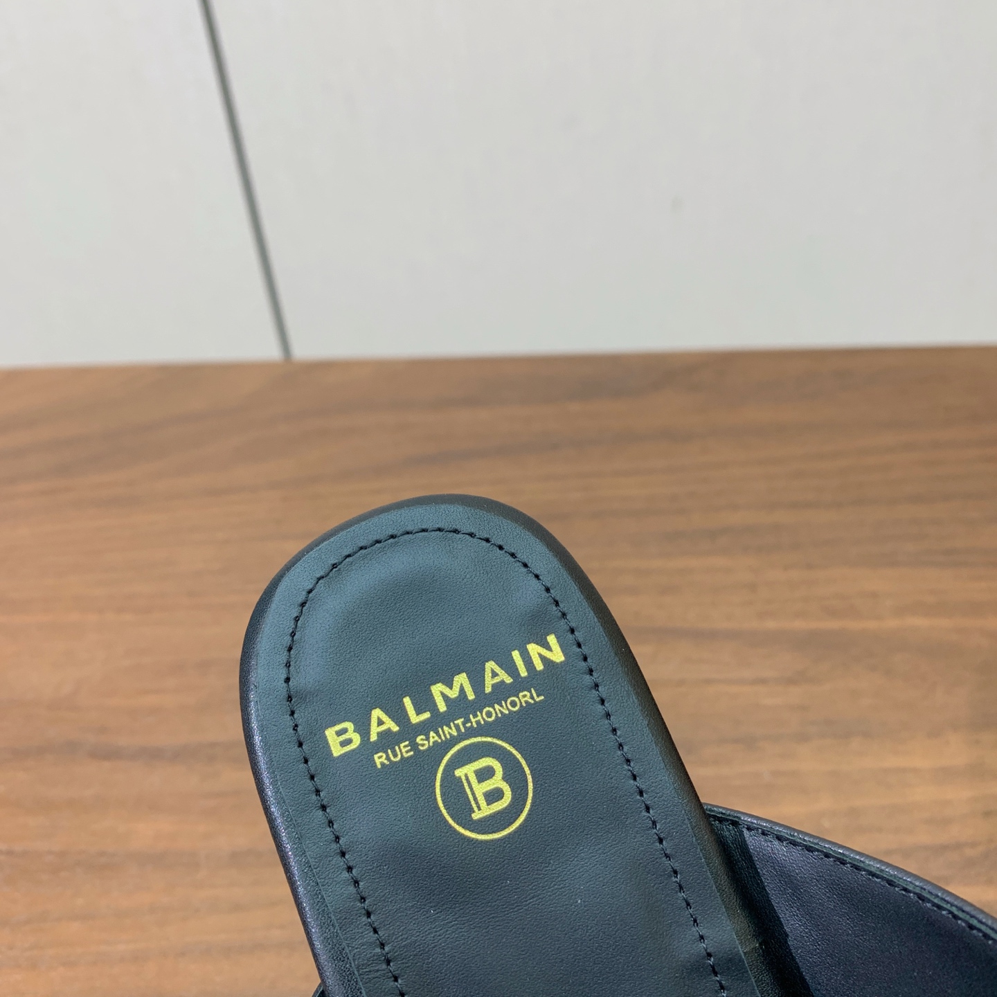 【Bal*ain】平底夹脚拖鞋。愈发別致出众，无敌气场、无敌好看。鞋面原版定制牛皮，原版开模金属扣，牛皮垫脚。进口真皮大
