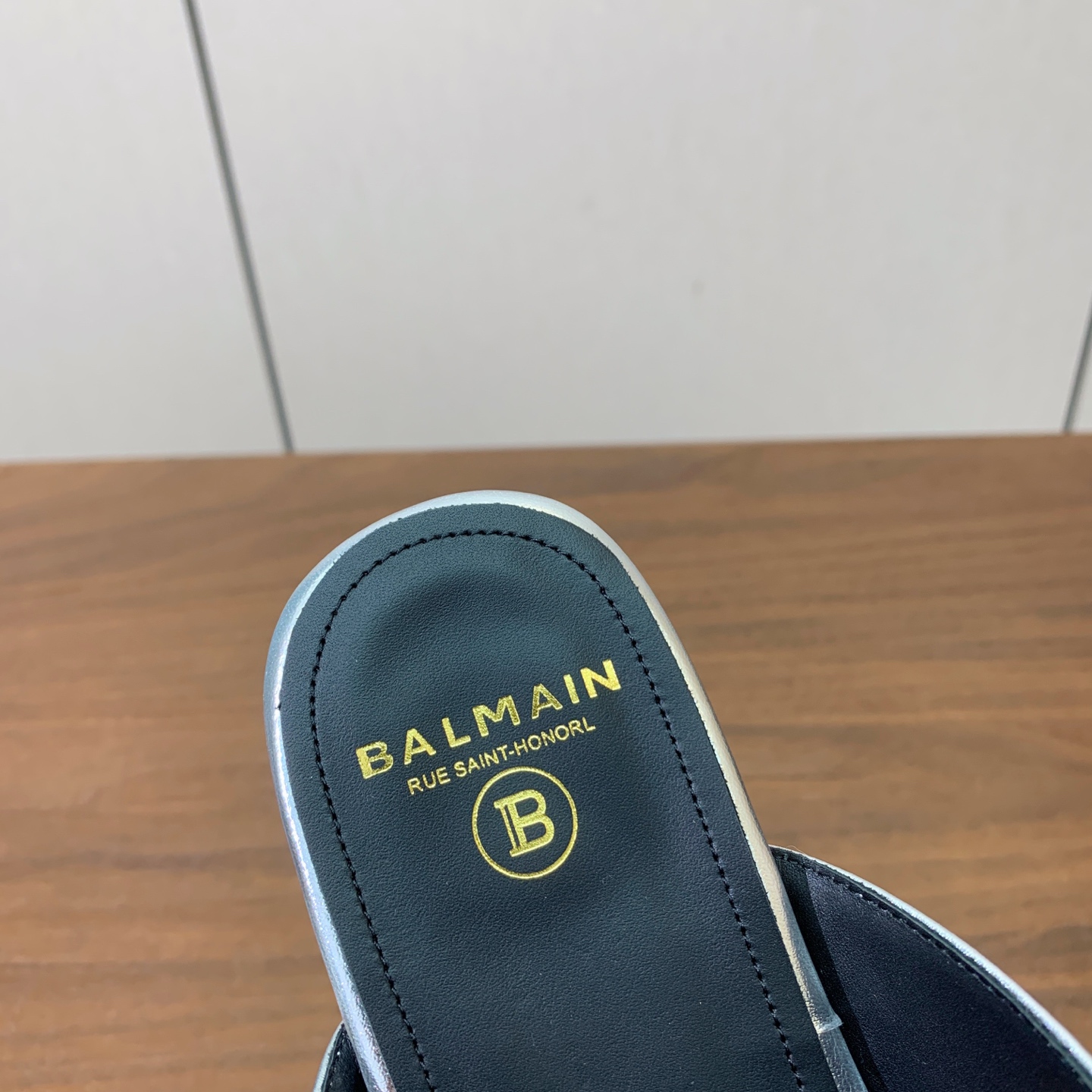 【Bal*ain】平底夹脚拖鞋。愈发別致出众，无敌气场、无敌好看。鞋面原版定制牛皮，原版开模金属扣，牛皮垫脚。进口真皮大