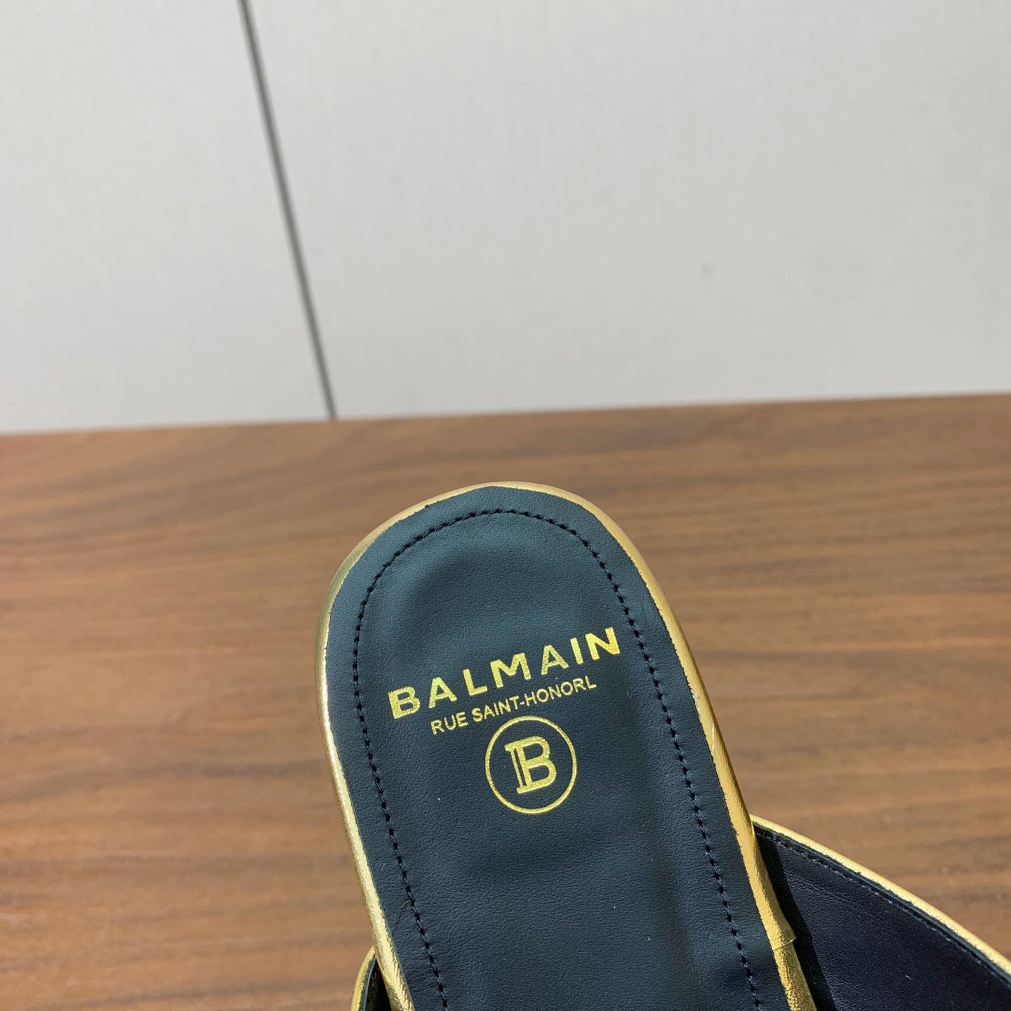 【Bal*ain】平底夹脚拖鞋。愈发別致出众，无敌气场、无敌好看。鞋面原版定制牛皮，原版开模金属扣，牛皮垫脚。进口真皮大