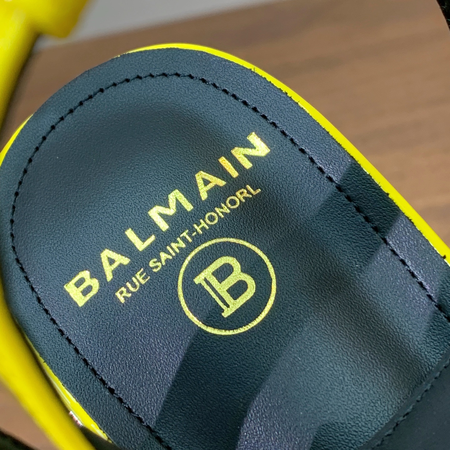 【Bal*ain】水台凉鞋。愈发別致出众，无敌气场、无敌好看。鞋面牛皮、漆皮。水台开模。牛皮垫脚。真皮大底。跟高10.5