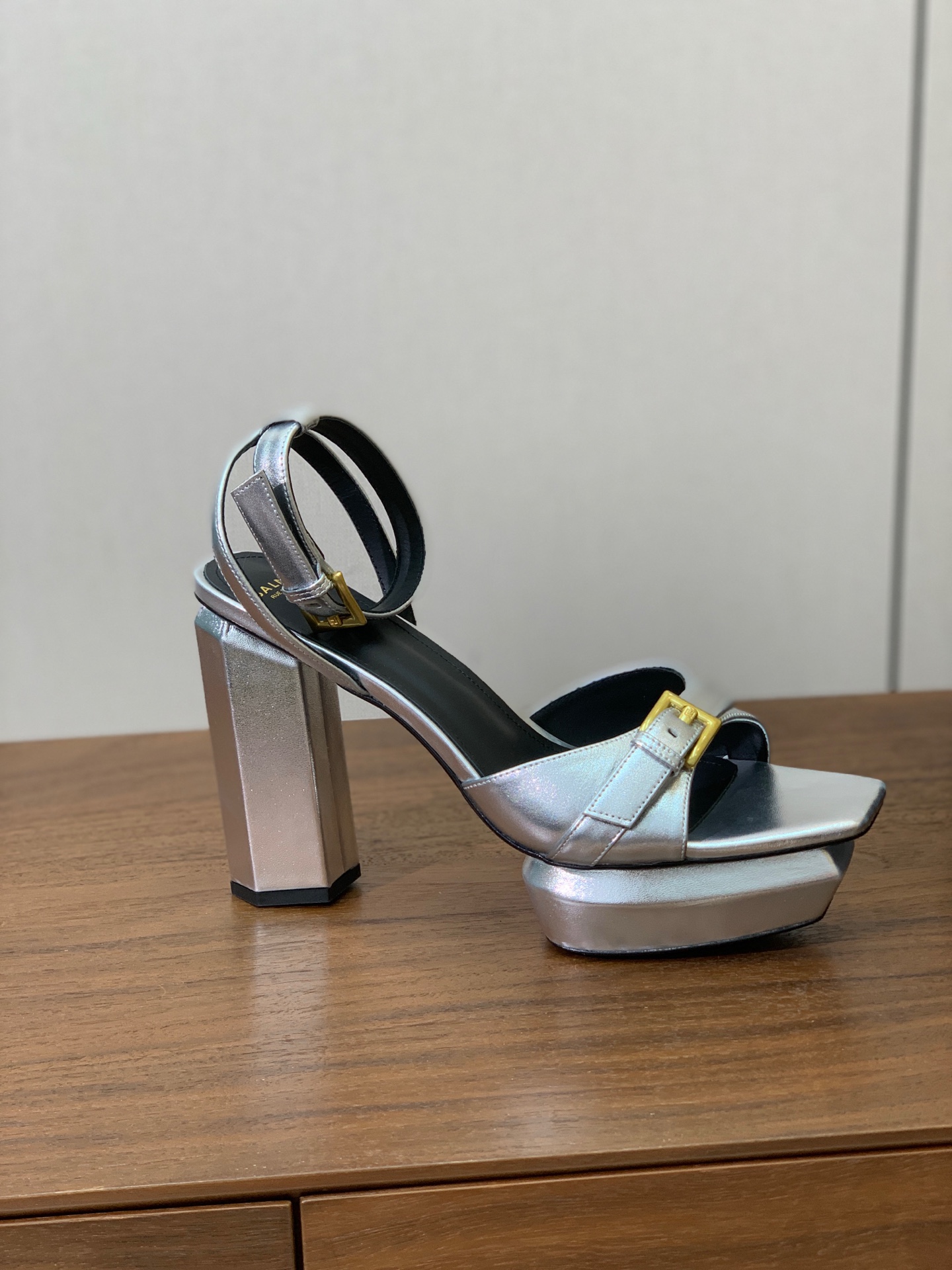 【Bal*ain】水台凉鞋。愈发別致出众，无敌气场、无敌好看。鞋面牛皮、漆皮。水台开模。牛皮垫脚。真皮大底。跟高10.5