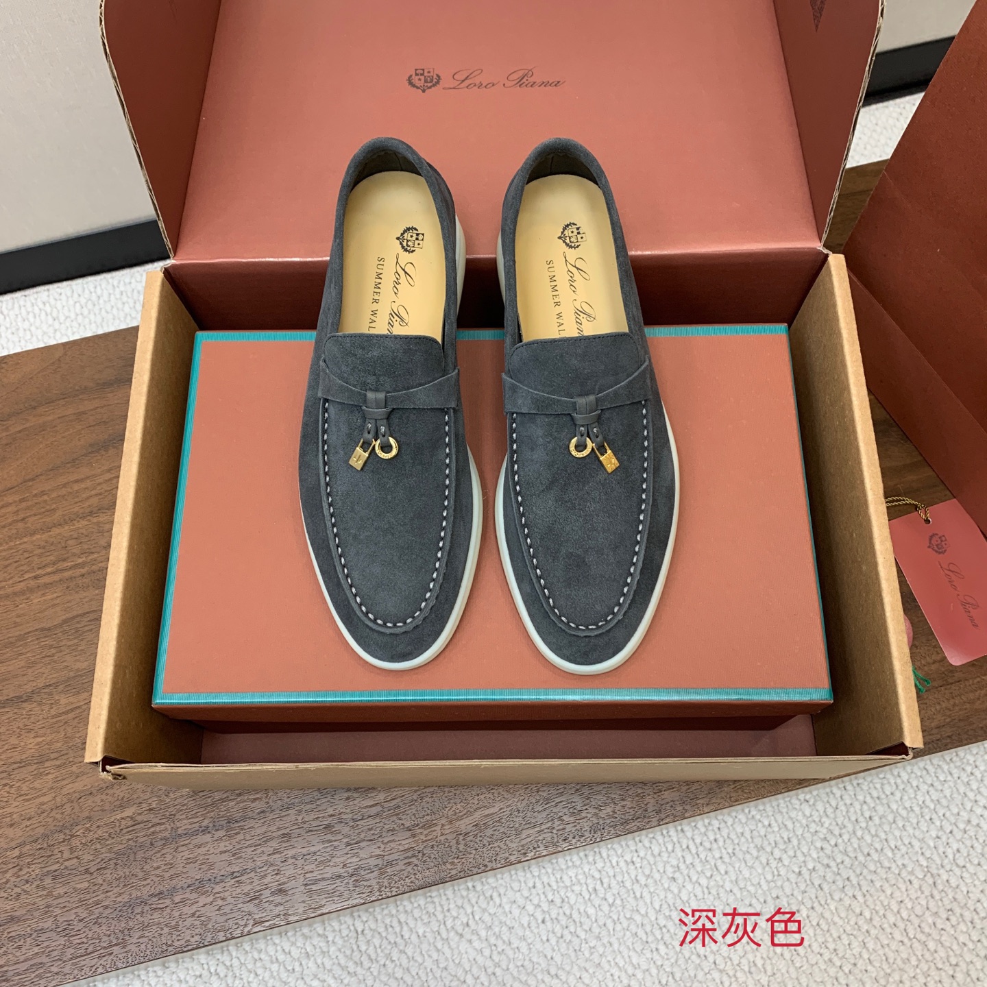 【Loro Piana】顶级版本乐福鞋,原版一比一。品牌低调奢华柔软一贯纯色简约的设计风格。皮质柔软舒适度极高 材质:鞋 【Loro Piana】顶级版本乐福鞋,原版一比一。品牌低调奢华柔软一贯纯色简约的设计风格。皮质柔软舒适度极高 材质:鞋