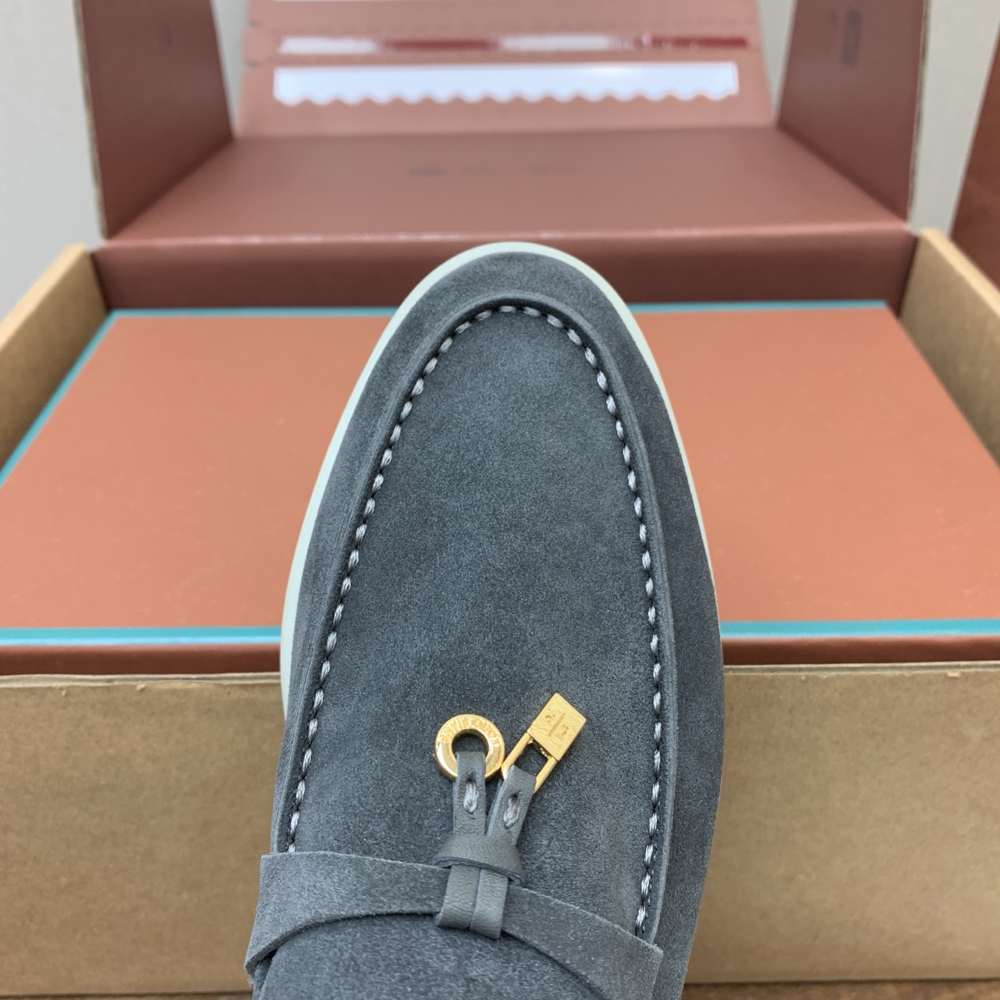 【Loro Piana】顶级版本乐福鞋,原版一比一。品牌低调奢华柔软一贯纯色简约的设计风格。皮质柔软舒适度极高 材质:鞋 【Loro Piana】顶级版本乐福鞋,原版一比一。品牌低调奢华柔软一贯纯色简约的设计风格。皮质柔软舒适度极高 材质:鞋