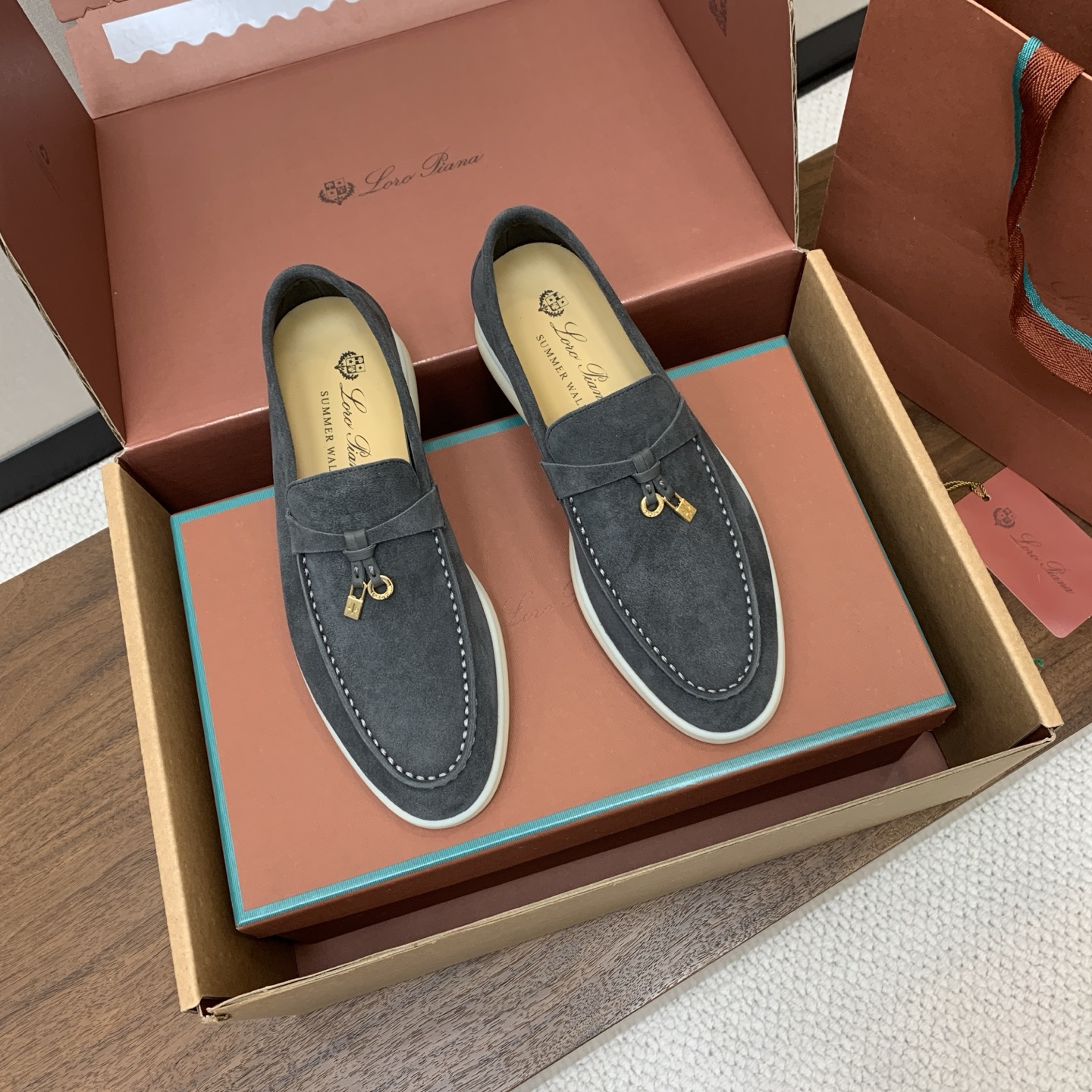 【Loro Piana】顶级版本乐福鞋,原版一比一。品牌低调奢华柔软一贯纯色简约的设计风格。皮质柔软舒适度极高 材质:鞋 【Loro Piana】顶级版本乐福鞋,原版一比一。品牌低调奢华柔软一贯纯色简约的设计风格。皮质柔软舒适度极高 材质:鞋