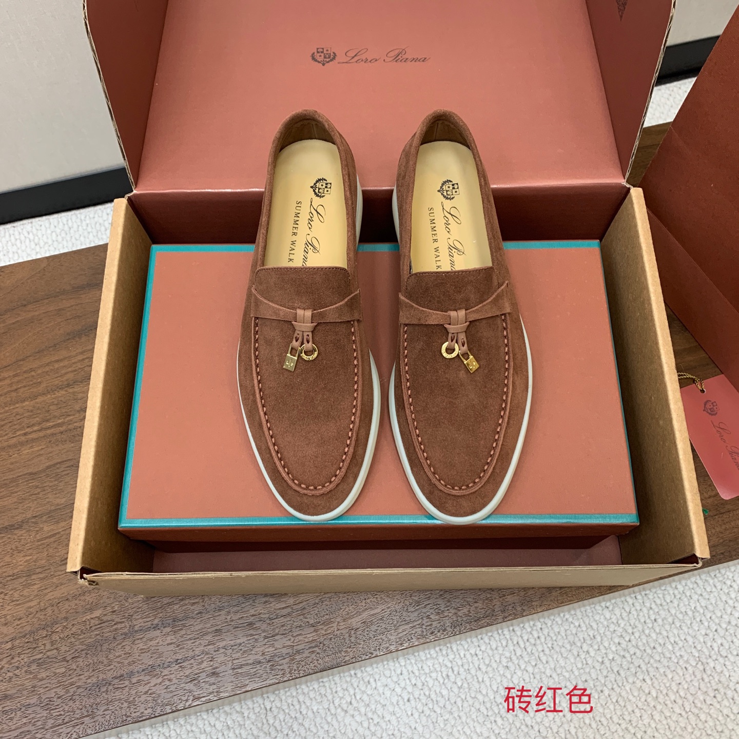 【Loro Piana】顶级版本乐福鞋,原版一比一。品牌低调奢华柔软一贯纯色简约的设计风格。皮质柔软舒适度极高 材质:鞋 【Loro Piana】顶级版本乐福鞋,原版一比一。品牌低调奢华柔软一贯纯色简约的设计风格。皮质柔软舒适度极高 材质:鞋