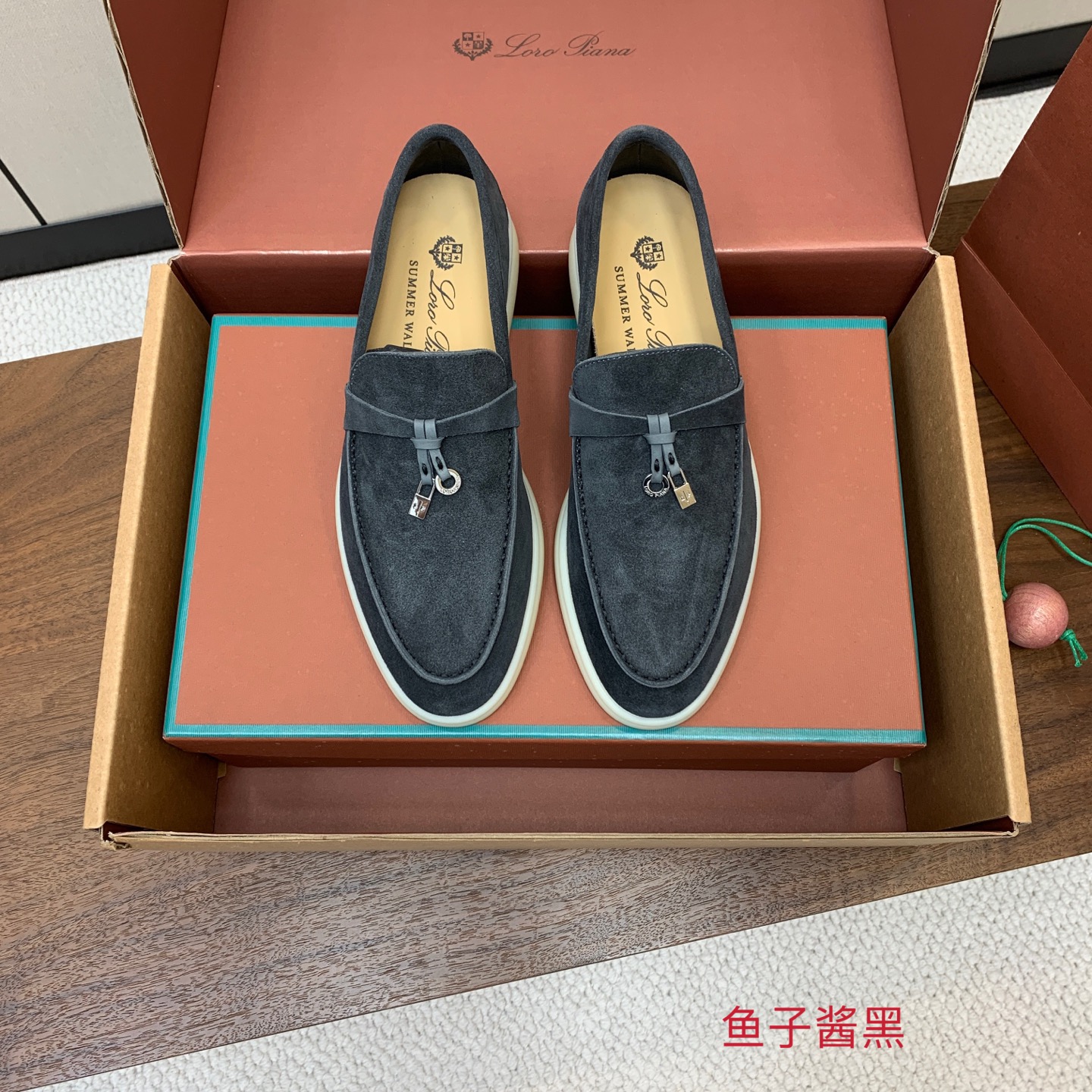 【Loro Piana】顶级版本乐福鞋,原版一比一。品牌低调奢华柔软一贯纯色简约的设计风格。皮质柔软舒适度极高 材质:鞋 【Loro Piana】顶级版本乐福鞋,原版一比一。品牌低调奢华柔软一贯纯色简约的设计风格。皮质柔软舒适度极高 材质:鞋