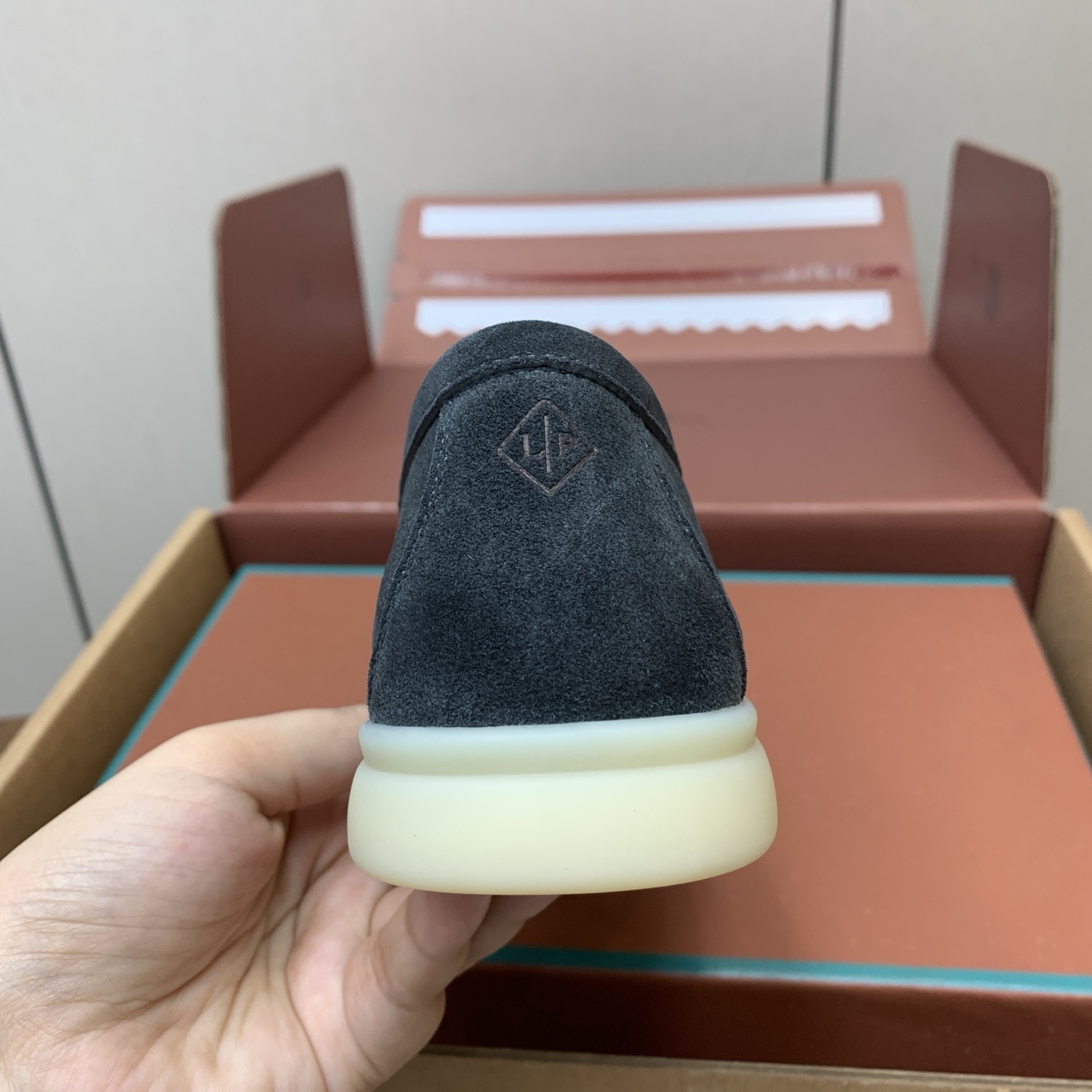 【Loro Piana】顶级版本乐福鞋,原版一比一。品牌低调奢华柔软一贯纯色简约的设计风格。皮质柔软舒适度极高 材质:鞋 【Loro Piana】顶级版本乐福鞋,原版一比一。品牌低调奢华柔软一贯纯色简约的设计风格。皮质柔软舒适度极高 材质:鞋