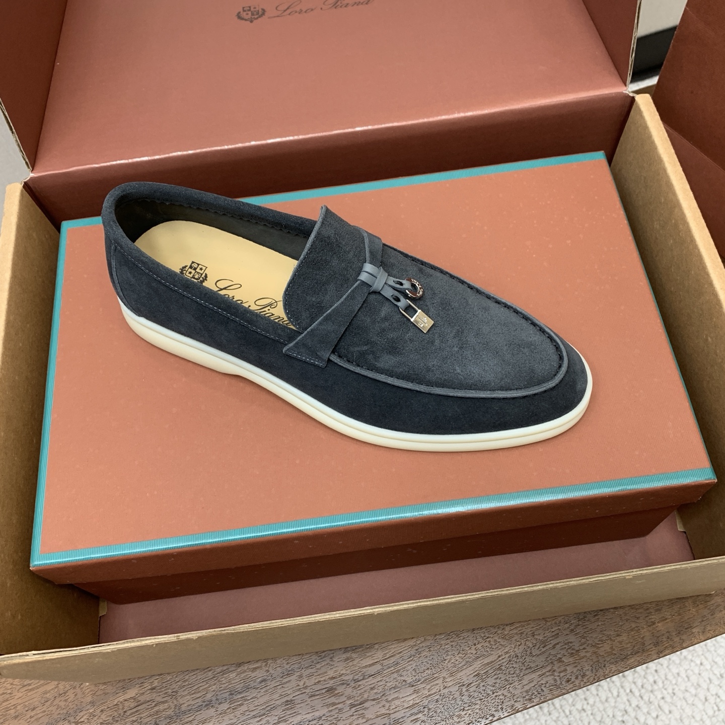 【Loro Piana】顶级版本乐福鞋,原版一比一。品牌低调奢华柔软一贯纯色简约的设计风格。皮质柔软舒适度极高 材质:鞋 【Loro Piana】顶级版本乐福鞋,原版一比一。品牌低调奢华柔软一贯纯色简约的设计风格。皮质柔软舒适度极高 材质:鞋