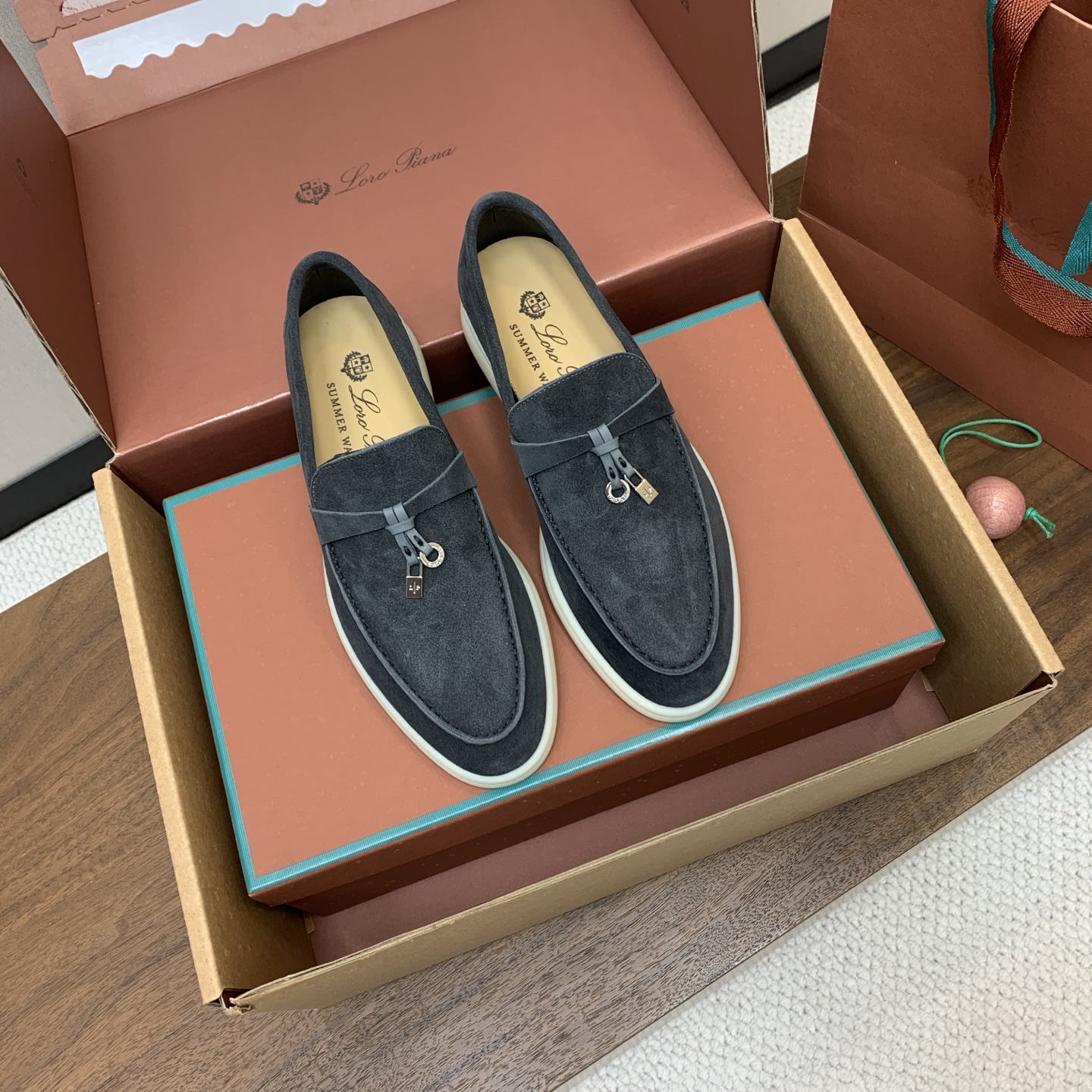 【Loro Piana】顶级版本乐福鞋,原版一比一。品牌低调奢华柔软一贯纯色简约的设计风格。皮质柔软舒适度极高 材质:鞋 【Loro Piana】顶级版本乐福鞋,原版一比一。品牌低调奢华柔软一贯纯色简约的设计风格。皮质柔软舒适度极高 材质:鞋