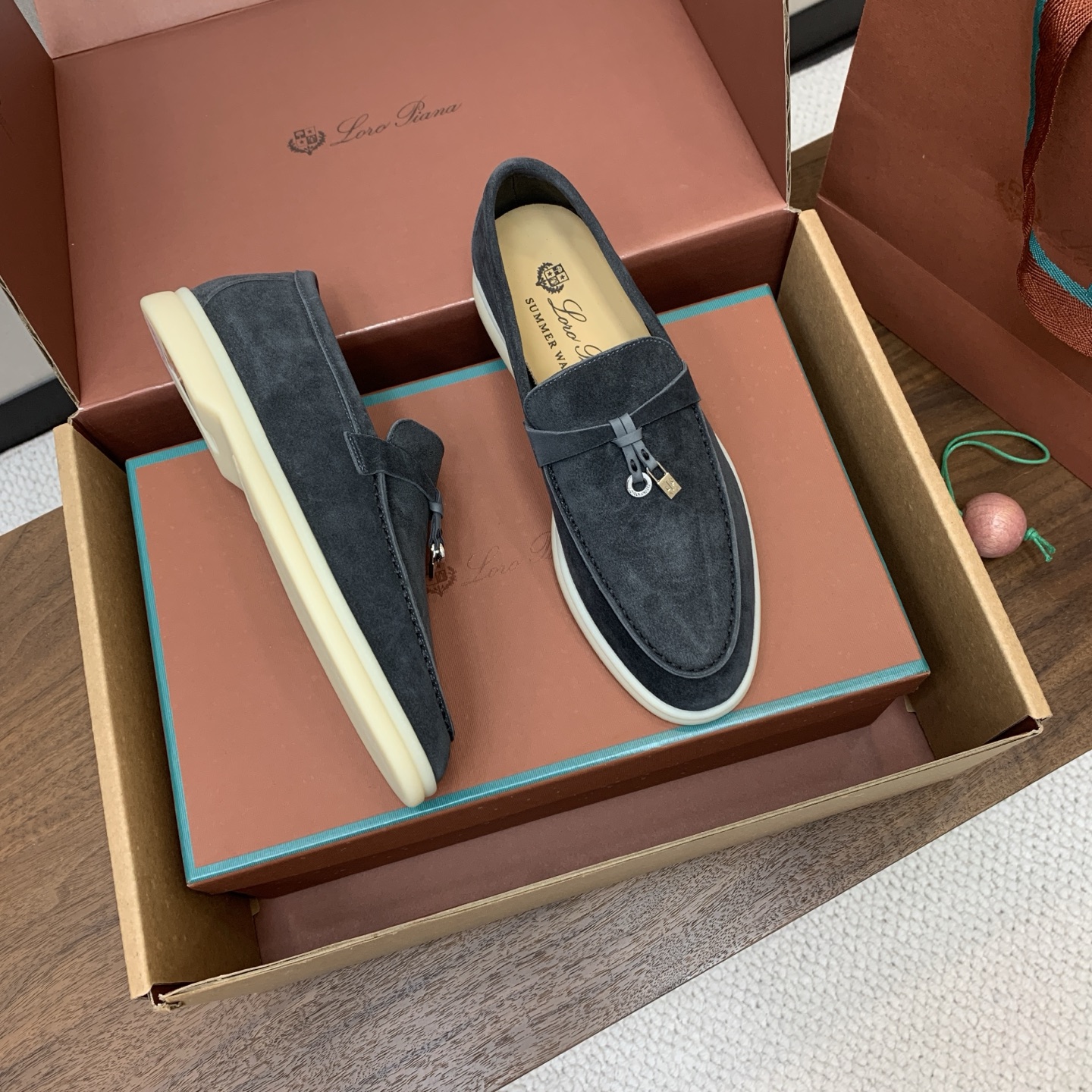 【Loro Piana】顶级版本乐福鞋,原版一比一。品牌低调奢华柔软一贯纯色简约的设计风格。皮质柔软舒适度极高 材质:鞋 【Loro Piana】顶级版本乐福鞋,原版一比一。品牌低调奢华柔软一贯纯色简约的设计风格。皮质柔软舒适度极高 材质:鞋