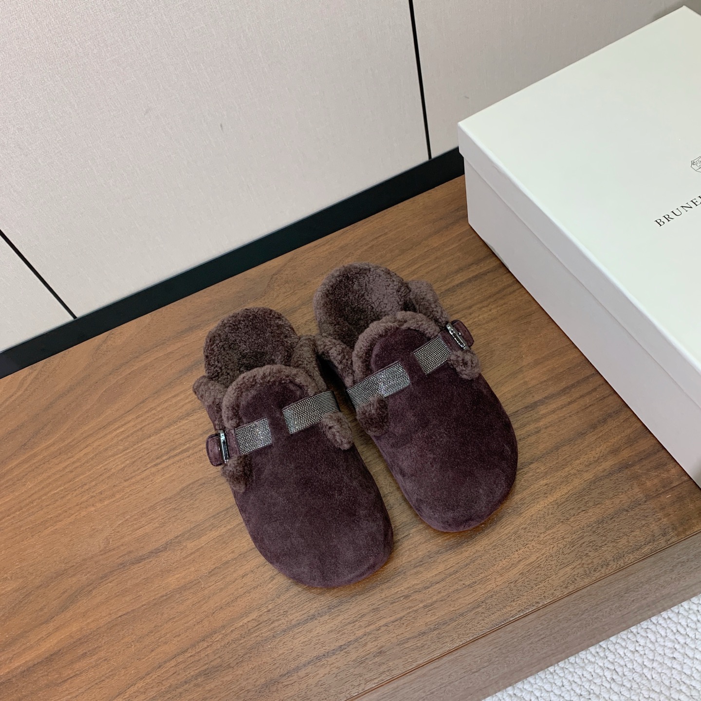 【BRUNELL* CUCINELL*】羊毛里半包拖鞋。材质：牛绒鞋面➕ 纯手工串联珠链配饰➕羊毛垫脚。橡胶大底。 码数