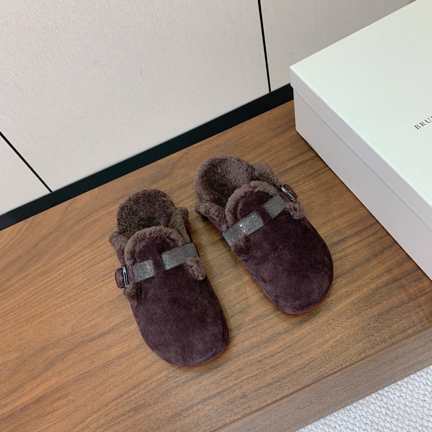 【BRUNELL* CUCINELL*】羊毛里半包拖鞋。材质：牛绒鞋面➕ 纯手工串联珠链配饰➕羊毛垫脚。橡胶大底。 码数