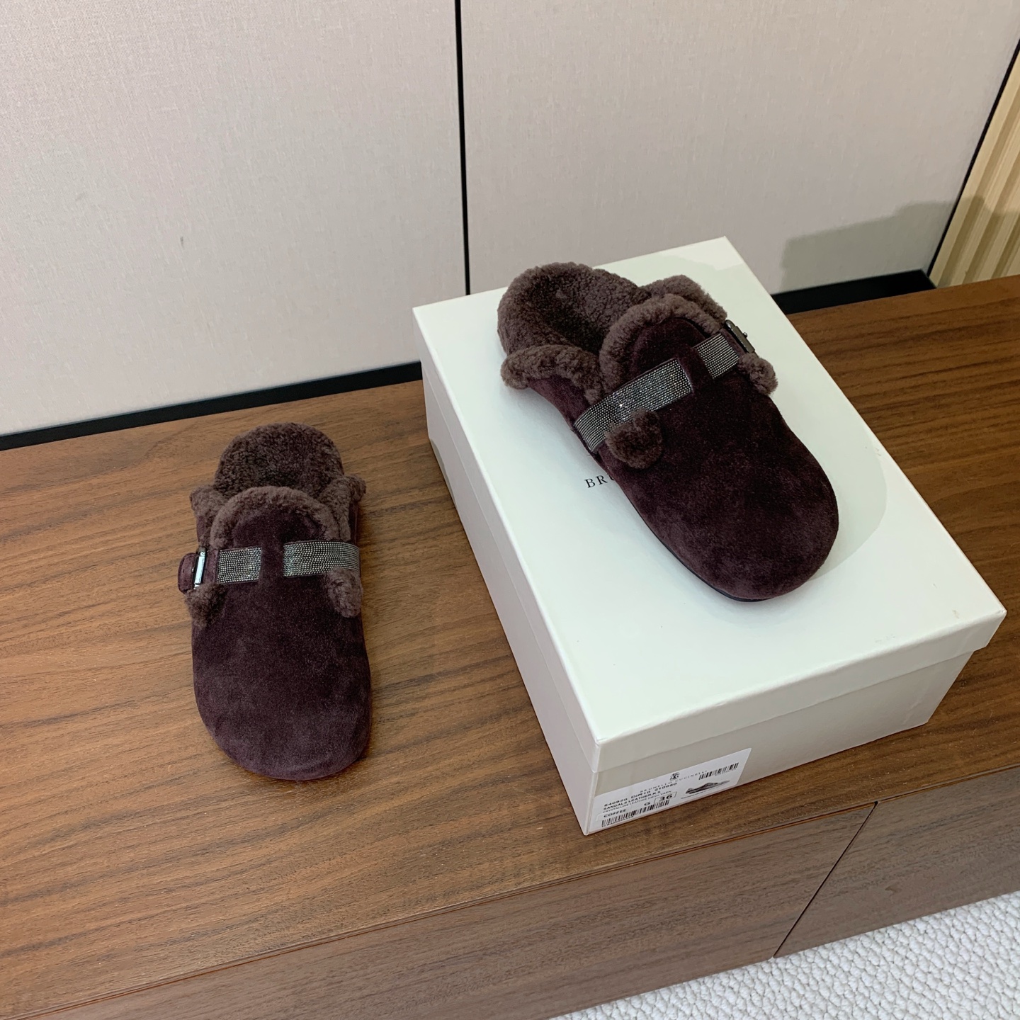 【BRUNELL* CUCINELL*】羊毛里半包拖鞋。材质：牛绒鞋面➕ 纯手工串联珠链配饰➕羊毛垫脚。橡胶大底。 码数