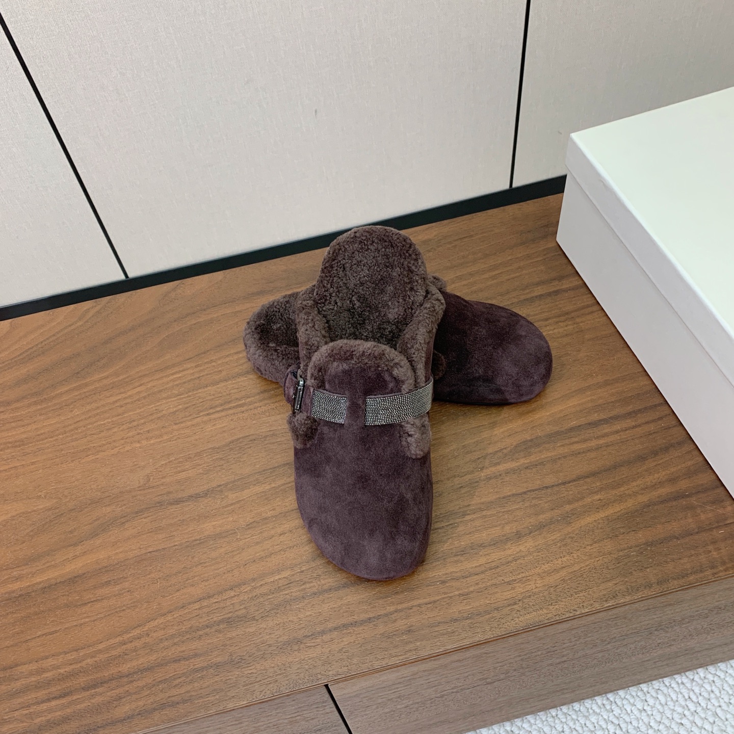 【BRUNELL* CUCINELL*】羊毛里半包拖鞋。材质：牛绒鞋面➕ 纯手工串联珠链配饰➕羊毛垫脚。橡胶大底。 码数