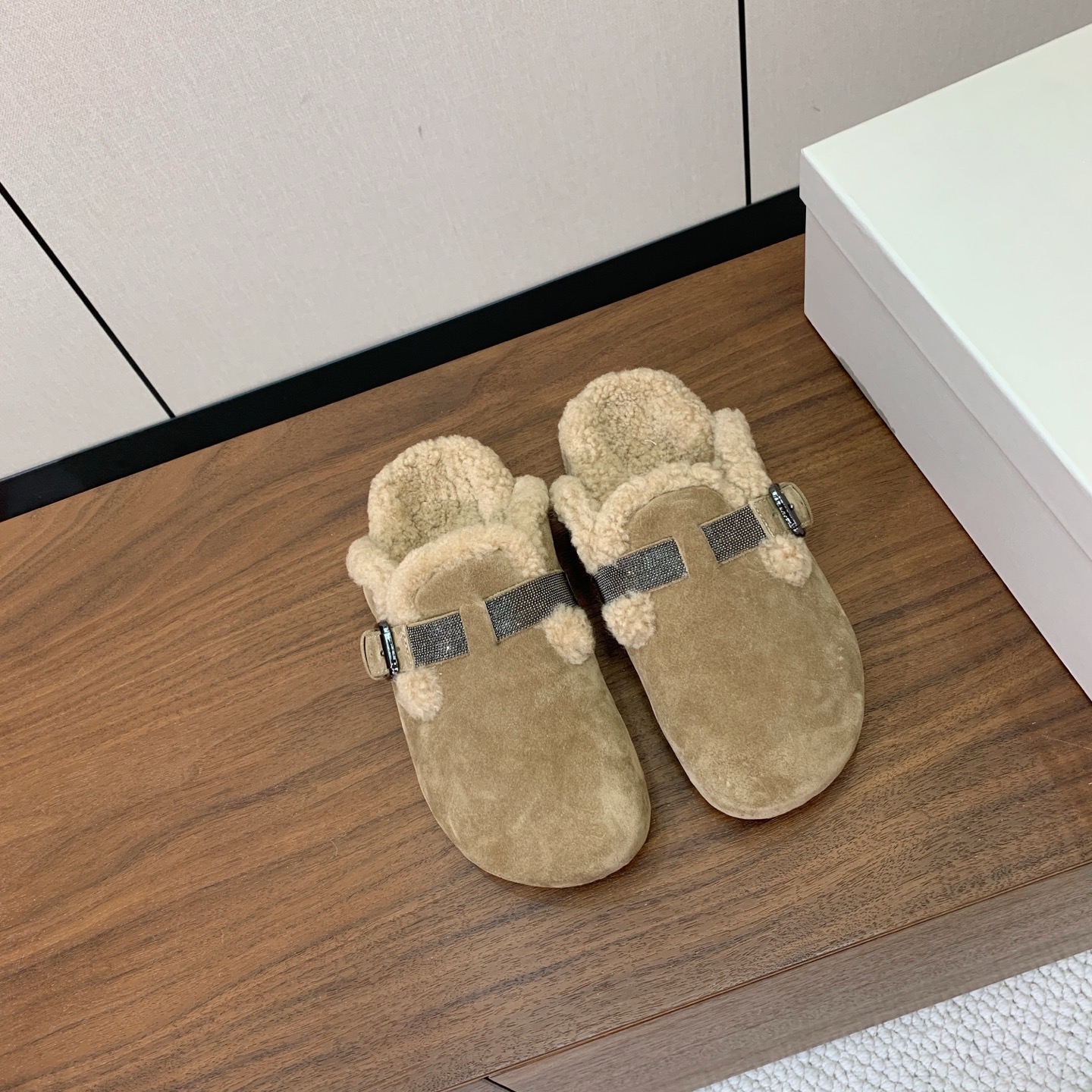 【BRUNELL* CUCINELL*】羊毛里半包拖鞋。材质：牛绒鞋面➕ 纯手工串联珠链配饰➕羊毛垫脚。橡胶大底。 码数