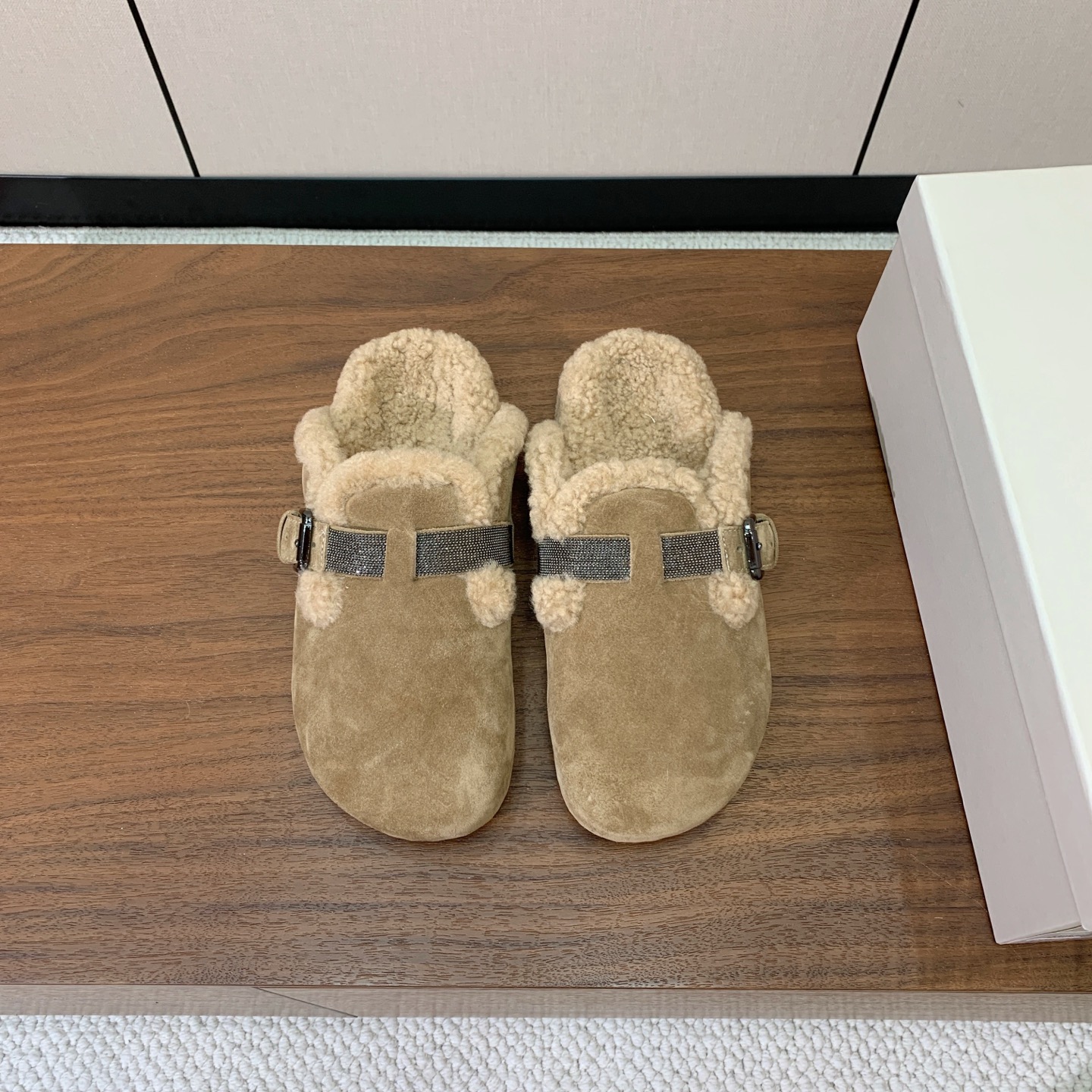 【BRUNELL* CUCINELL*】羊毛里半包拖鞋。材质:牛绒鞋面➕ 纯手工串联珠链配饰➕羊毛垫脚。橡胶大底。 码数 【BRUNELL* CUCINELL*】羊毛里半包拖鞋。材质:牛绒鞋面➕ 纯手工串联珠链配饰➕羊毛垫脚。橡胶大底。 码数