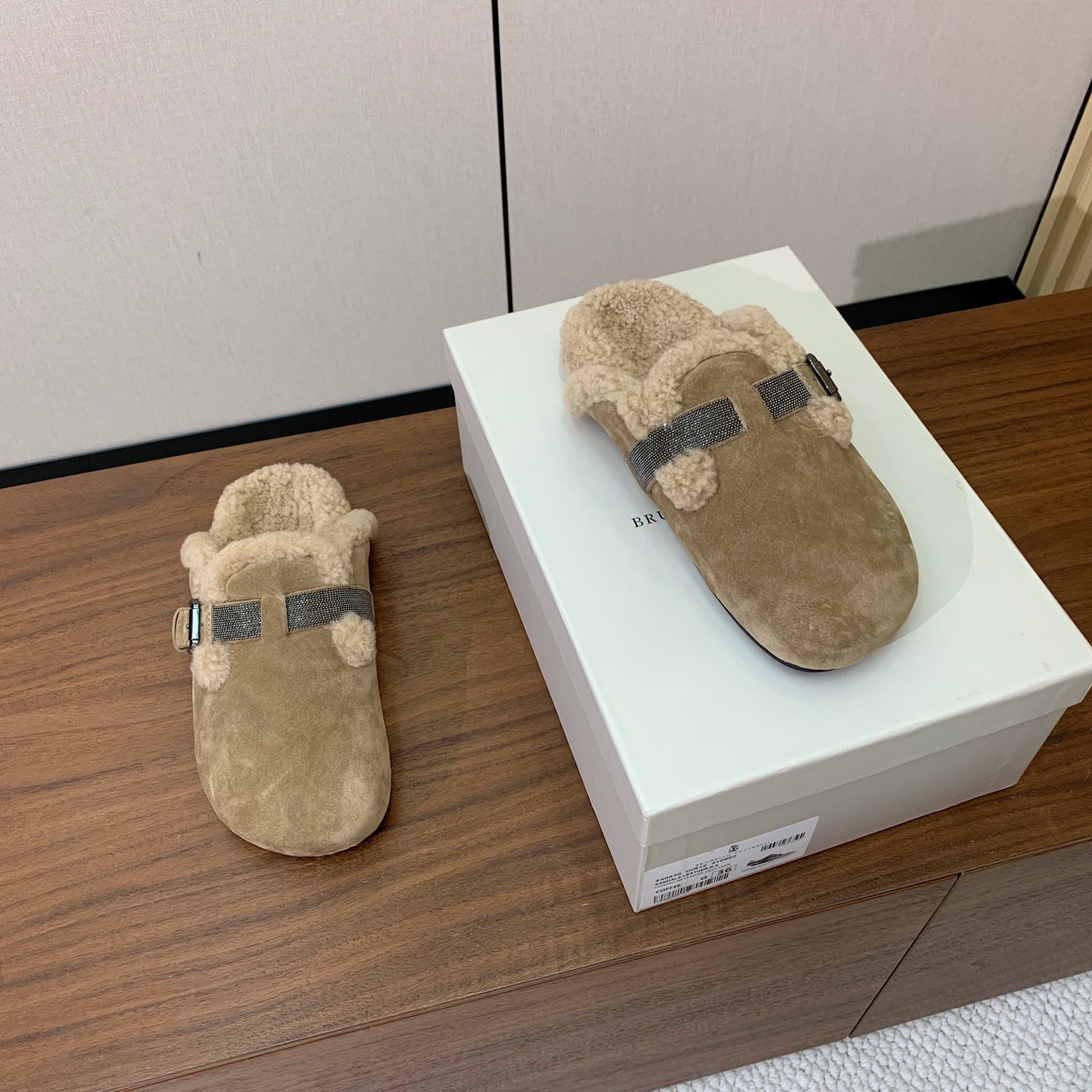 【BRUNELL* CUCINELL*】羊毛里半包拖鞋。材质：牛绒鞋面➕ 纯手工串联珠链配饰➕羊毛垫脚。橡胶大底。 码数