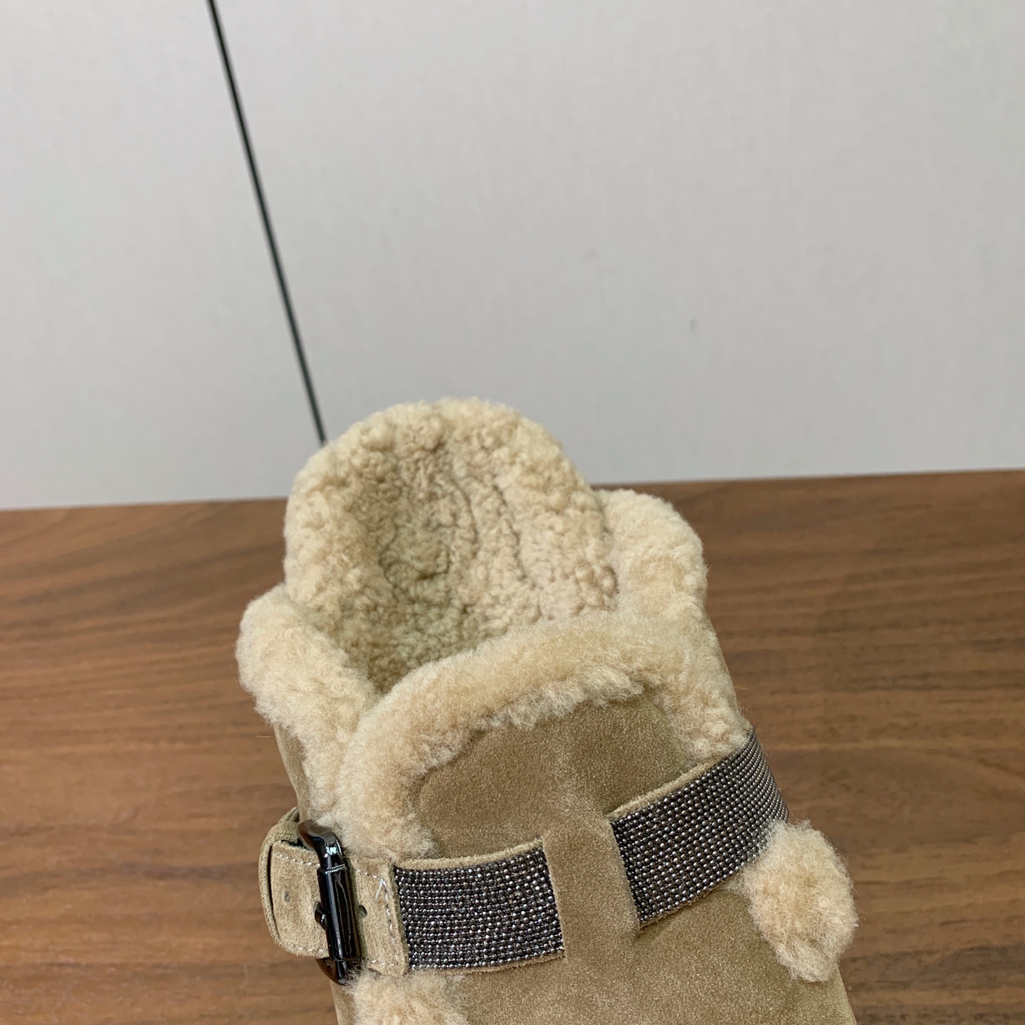 【BRUNELL* CUCINELL*】羊毛里半包拖鞋。材质：牛绒鞋面➕ 纯手工串联珠链配饰➕羊毛垫脚。橡胶大底。 码数