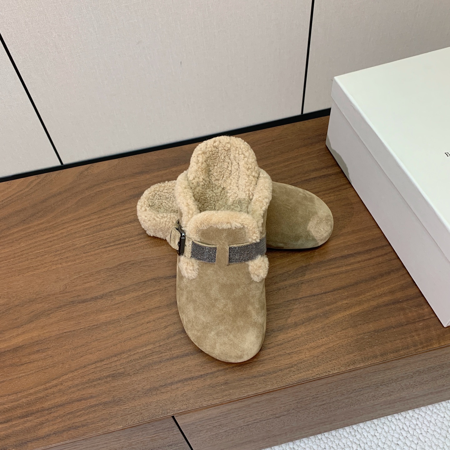 【BRUNELL* CUCINELL*】羊毛里半包拖鞋。材质：牛绒鞋面➕ 纯手工串联珠链配饰➕羊毛垫脚。橡胶大底。 码数