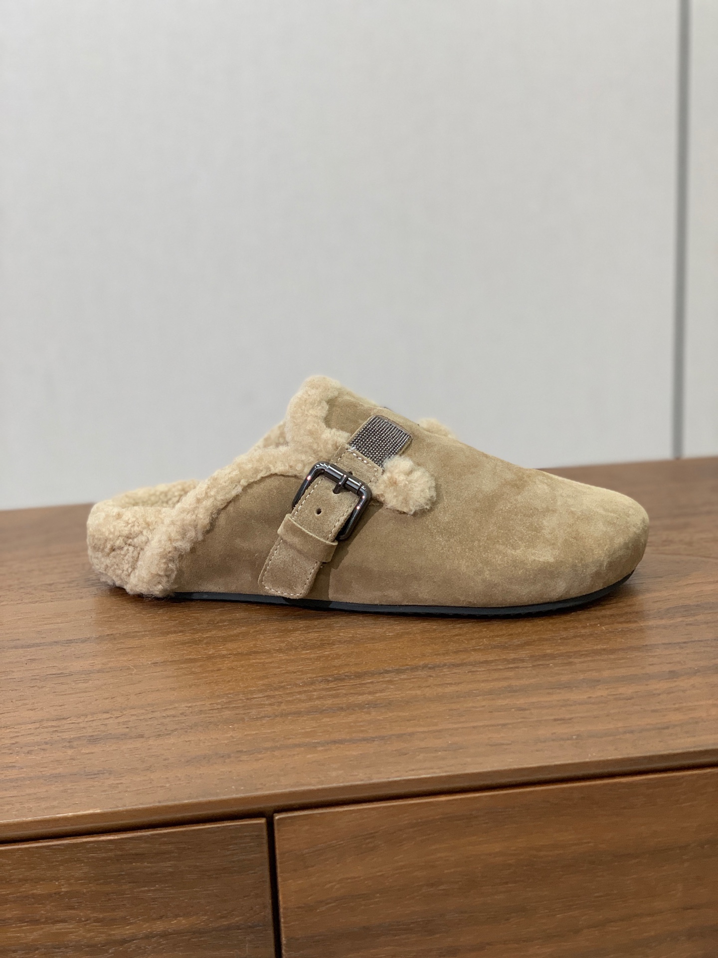【BRUNELL* CUCINELL*】羊毛里半包拖鞋。材质：牛绒鞋面➕ 纯手工串联珠链配饰➕羊毛垫脚。橡胶大底。 码数