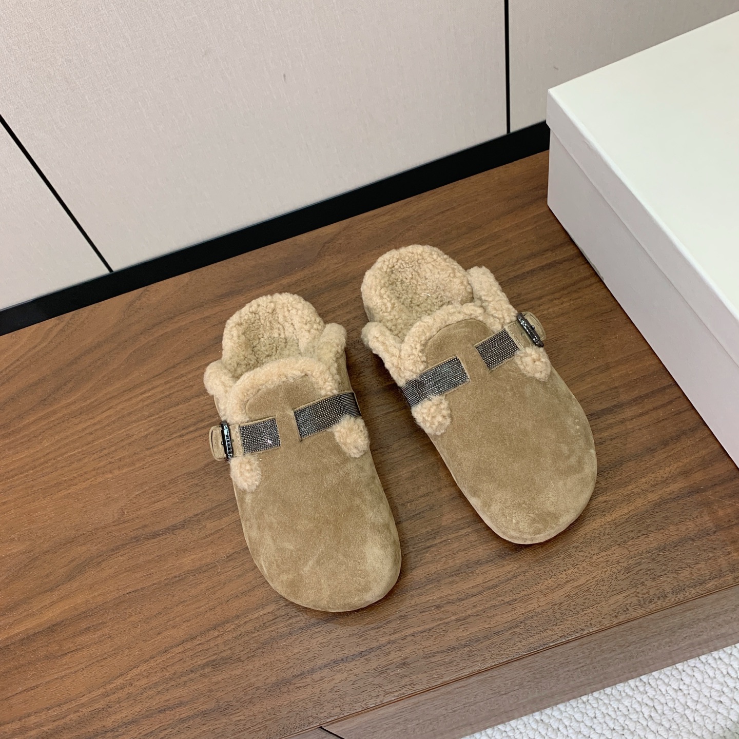 【BRUNELL* CUCINELL*】羊毛里半包拖鞋。材质：牛绒鞋面➕ 纯手工串联珠链配饰➕羊毛垫脚。橡胶大底。 码数