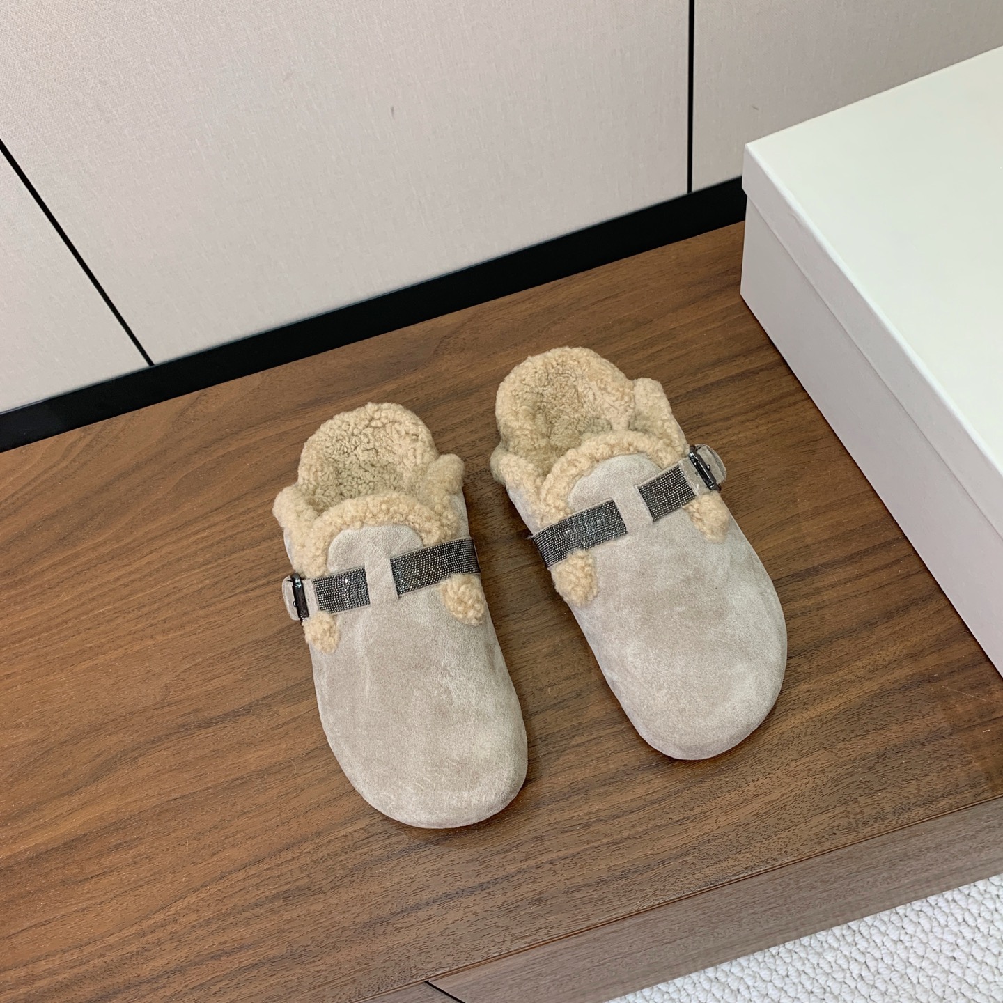 【BRUNELL* CUCINELL*】羊毛里半包拖鞋。材质：牛绒鞋面➕ 纯手工串联珠链配饰➕羊毛垫脚。橡胶大底。 码数