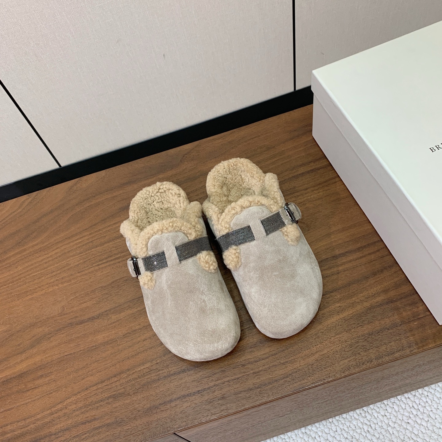 【BRUNELL* CUCINELL*】羊毛里半包拖鞋。材质：牛绒鞋面➕ 纯手工串联珠链配饰➕羊毛垫脚。橡胶大底。 码数