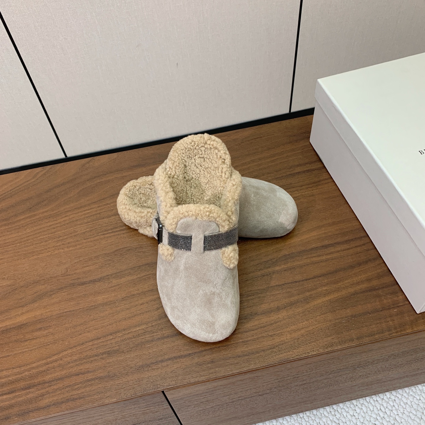 【BRUNELL* CUCINELL*】羊毛里半包拖鞋。材质：牛绒鞋面➕ 纯手工串联珠链配饰➕羊毛垫脚。橡胶大底。 码数