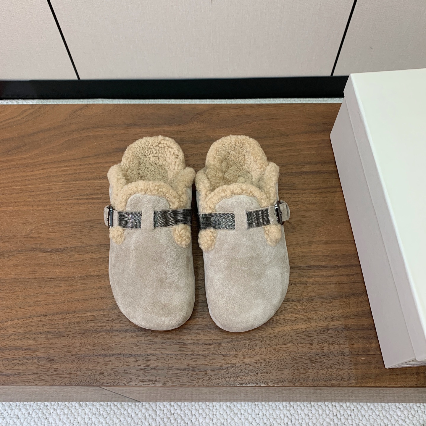 【BRUNELL* CUCINELL*】羊毛里半包拖鞋。材质:牛绒鞋面➕ 纯手工串联珠链配饰➕羊毛垫脚。橡胶大底。 码数 【BRUNELL* CUCINELL*】羊毛里半包拖鞋。材质:牛绒鞋面➕ 纯手工串联珠链配饰➕羊毛垫脚。橡胶大底。 码数