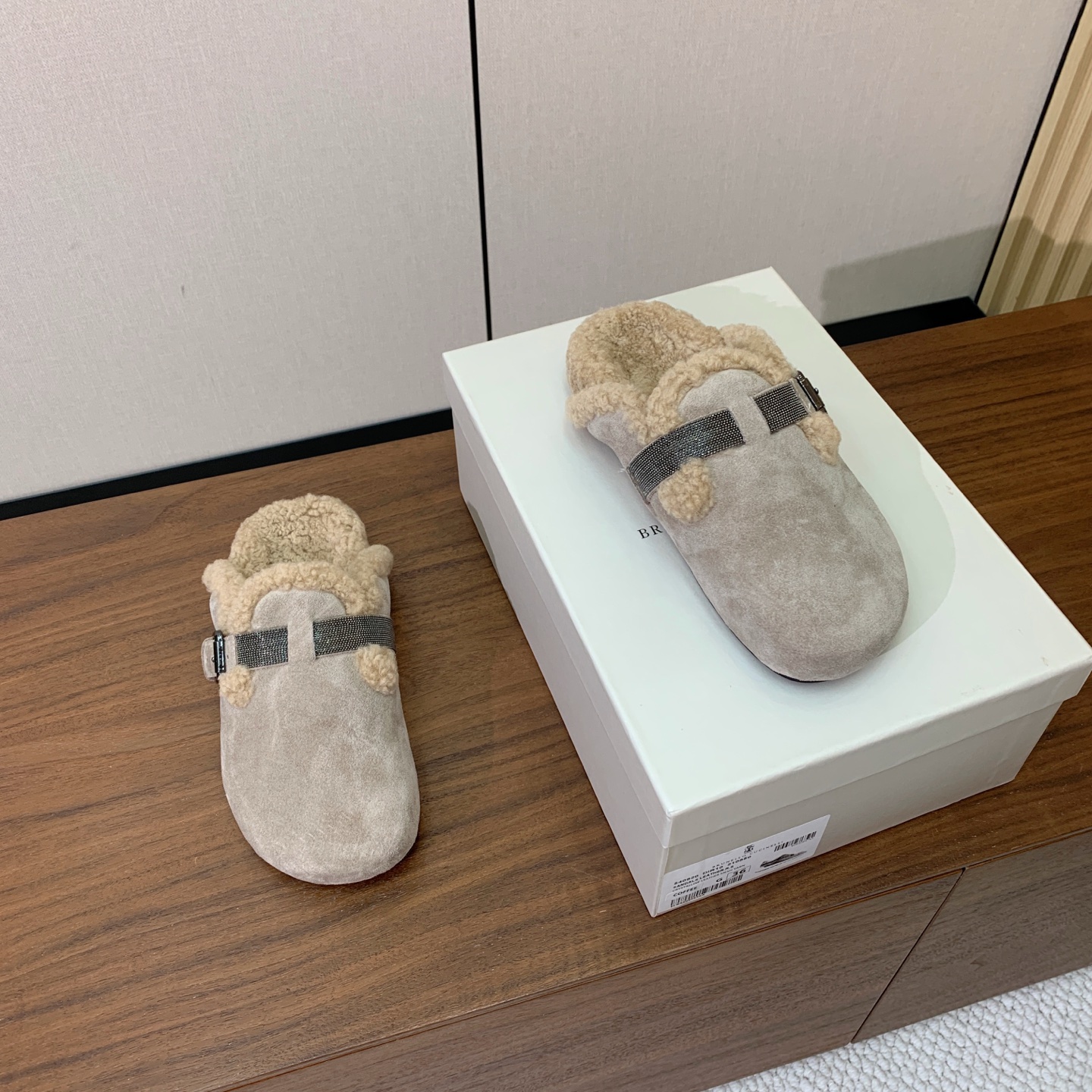 【BRUNELL* CUCINELL*】羊毛里半包拖鞋。材质：牛绒鞋面➕ 纯手工串联珠链配饰➕羊毛垫脚。橡胶大底。 码数