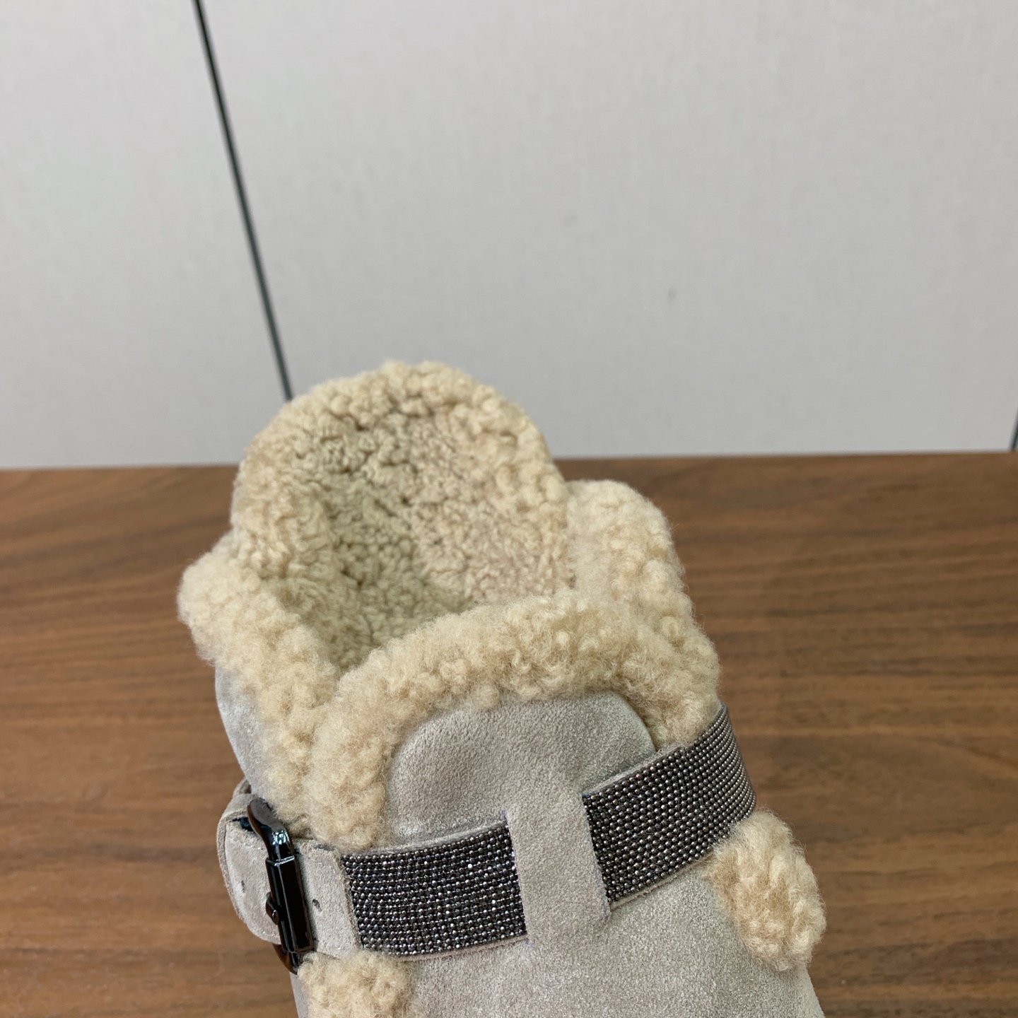 【BRUNELL* CUCINELL*】羊毛里半包拖鞋。材质：牛绒鞋面➕ 纯手工串联珠链配饰➕羊毛垫脚。橡胶大底。 码数