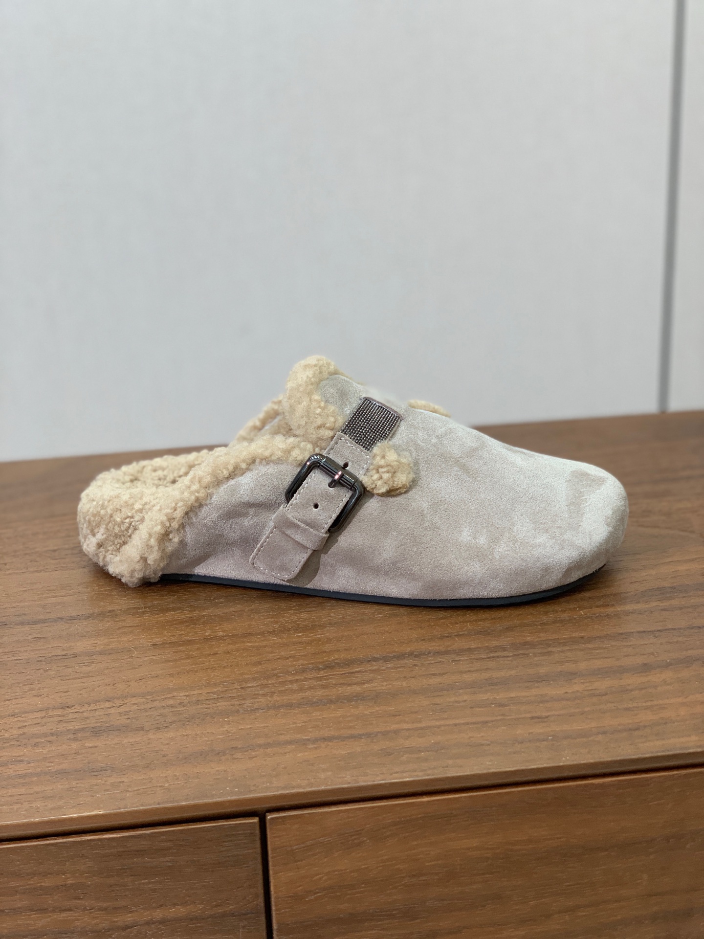 【BRUNELL* CUCINELL*】羊毛里半包拖鞋。材质：牛绒鞋面➕ 纯手工串联珠链配饰➕羊毛垫脚。橡胶大底。 码数