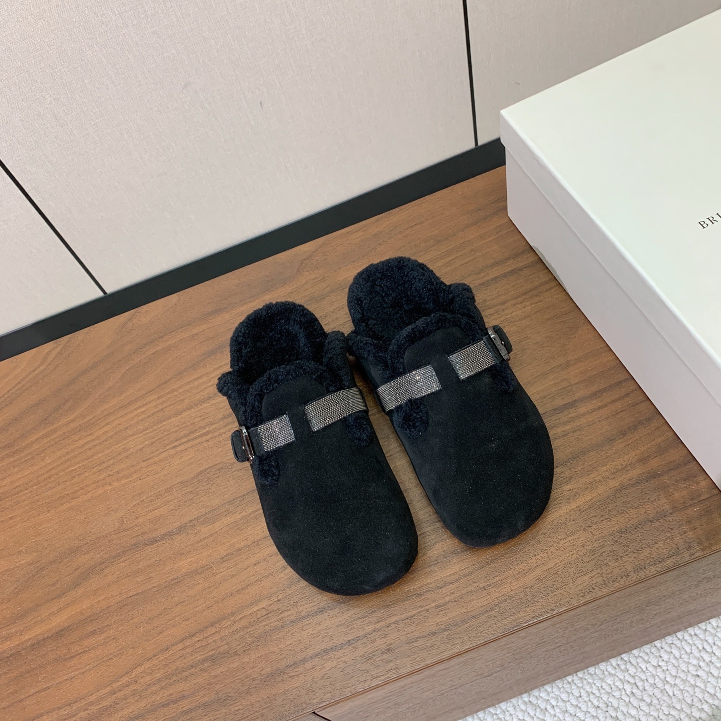 【BRUNELL* CUCINELL*】羊毛里半包拖鞋。材质：牛绒鞋面➕ 纯手工串联珠链配饰➕羊毛垫脚。橡胶大底。 码数