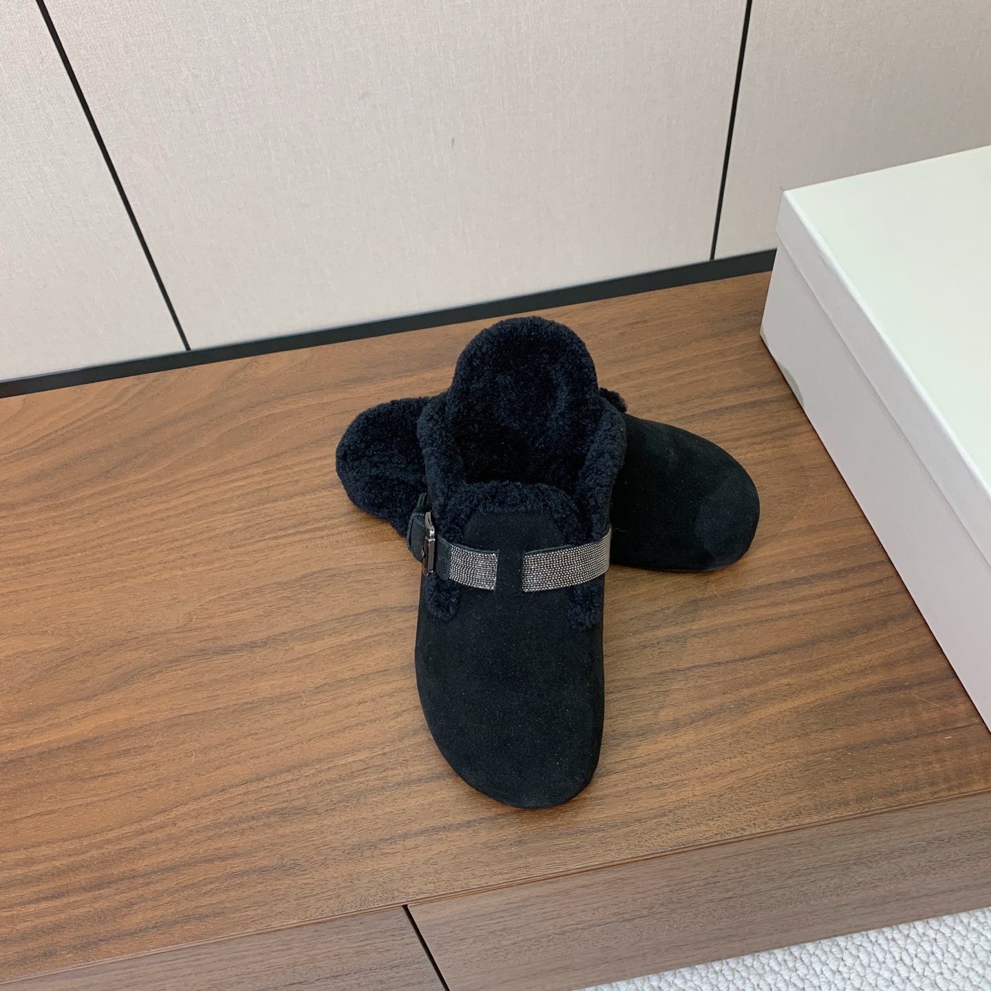 【BRUNELL* CUCINELL*】羊毛里半包拖鞋。材质：牛绒鞋面➕ 纯手工串联珠链配饰➕羊毛垫脚。橡胶大底。 码数