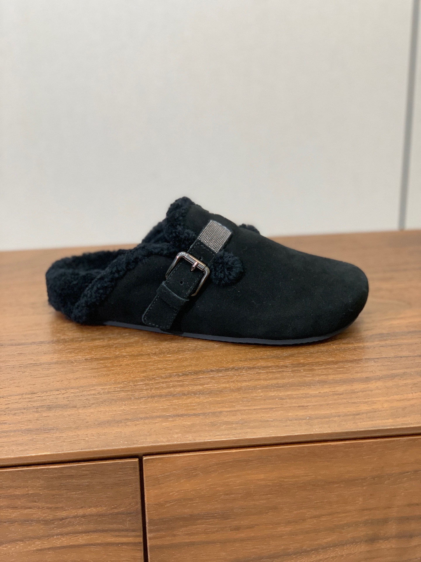 【BRUNELL* CUCINELL*】羊毛里半包拖鞋。材质：牛绒鞋面➕ 纯手工串联珠链配饰➕羊毛垫脚。橡胶大底。 码数