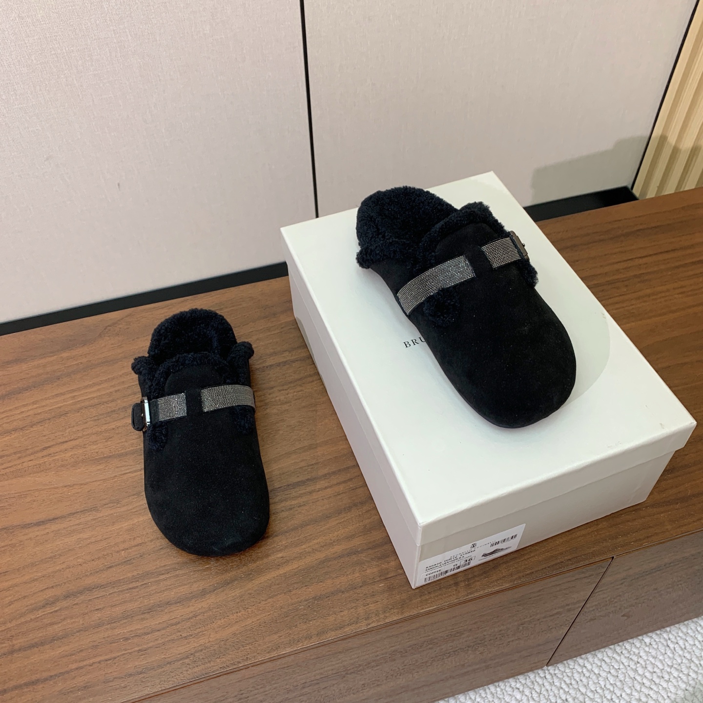 【BRUNELL* CUCINELL*】羊毛里半包拖鞋。材质：牛绒鞋面➕ 纯手工串联珠链配饰➕羊毛垫脚。橡胶大底。 码数