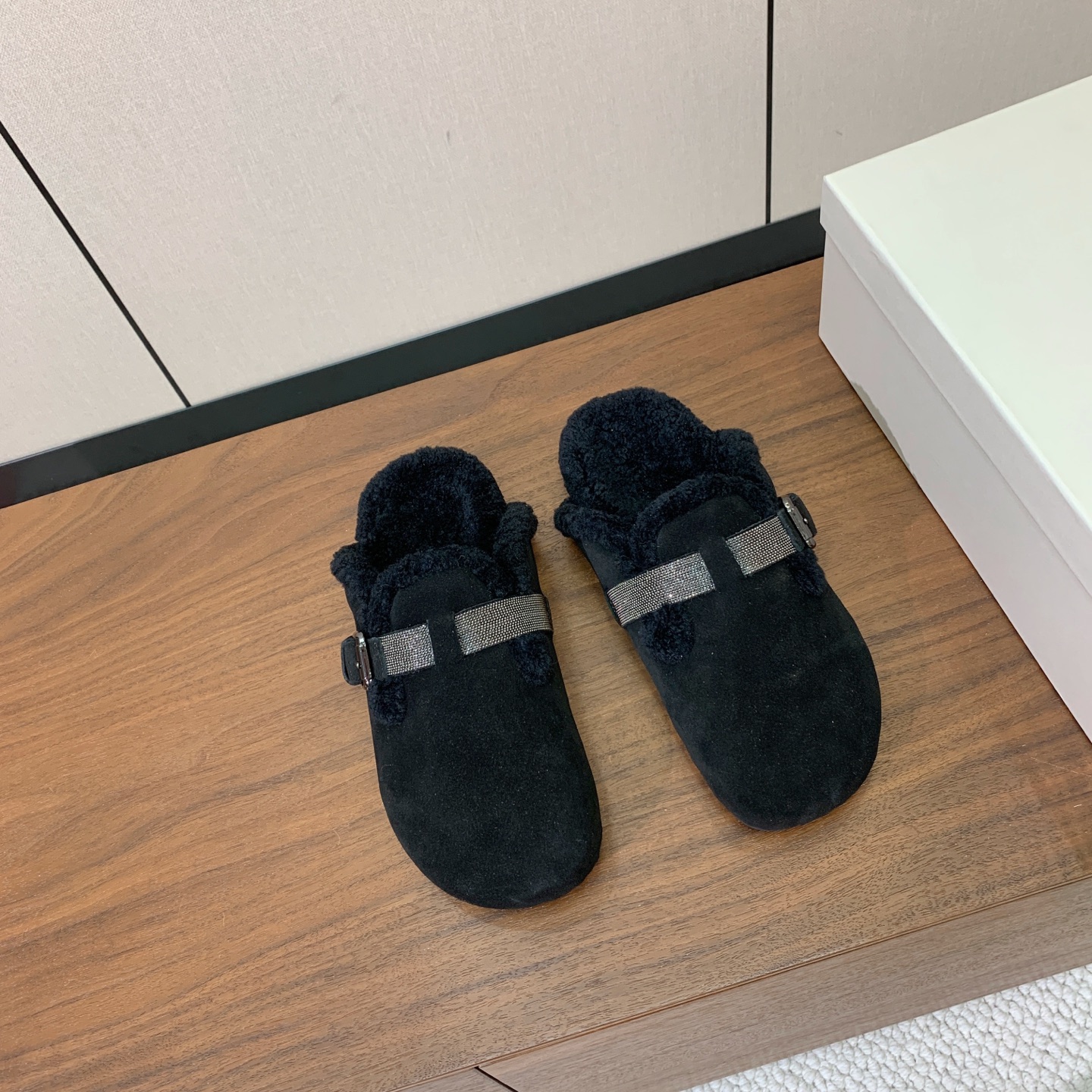 【BRUNELL* CUCINELL*】羊毛里半包拖鞋。材质：牛绒鞋面➕ 纯手工串联珠链配饰➕羊毛垫脚。橡胶大底。 码数