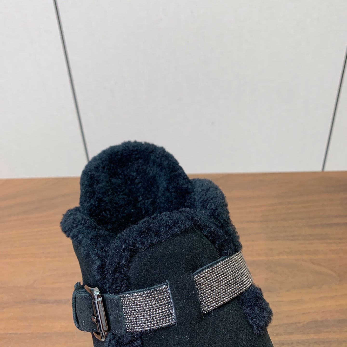 【BRUNELL* CUCINELL*】羊毛里半包拖鞋。材质：牛绒鞋面➕ 纯手工串联珠链配饰➕羊毛垫脚。橡胶大底。 码数